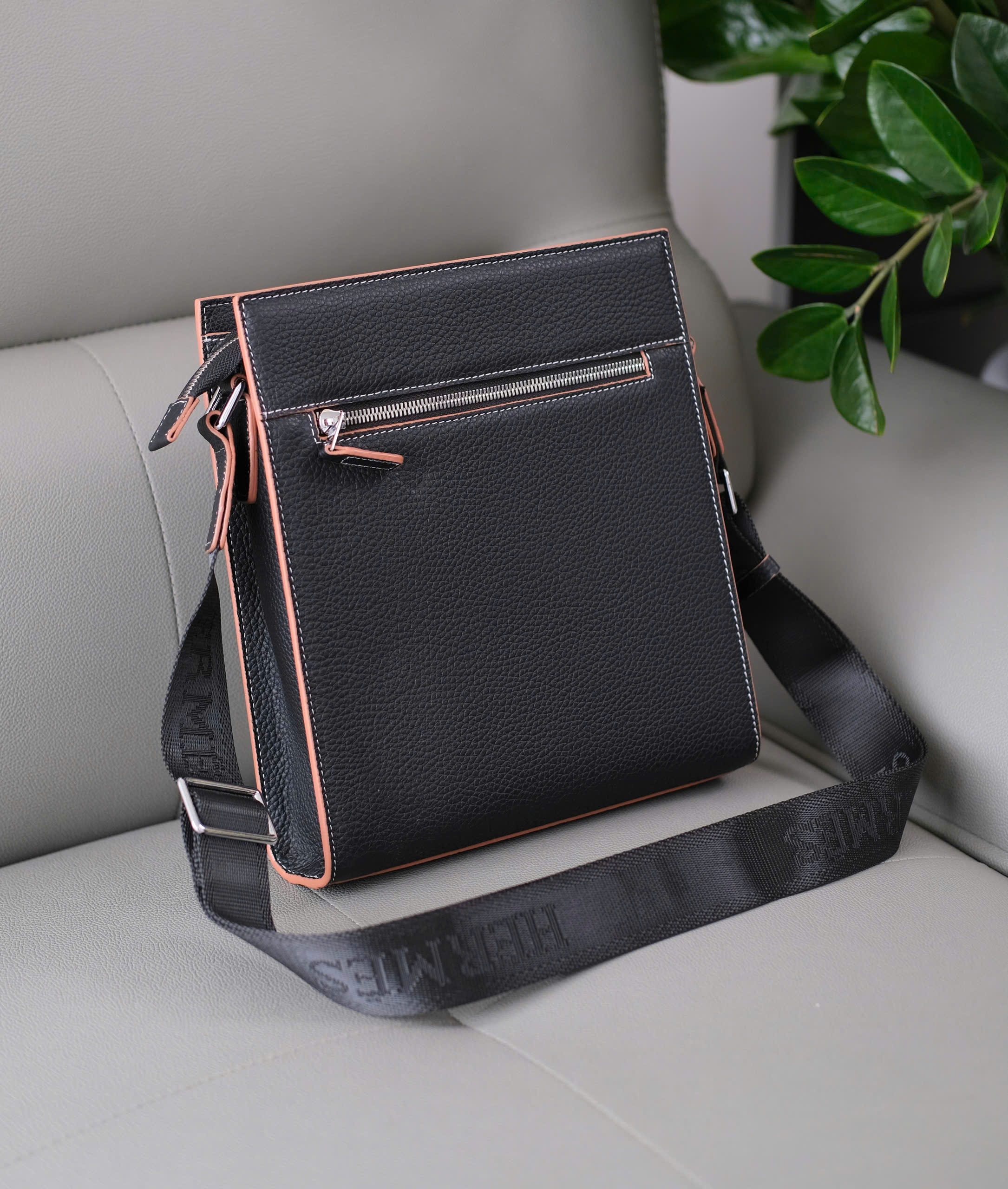 Túi đeo chéo Hermes Đen viền Nâu chỉ viền Trắng Like Auth 28x24x7 DDT