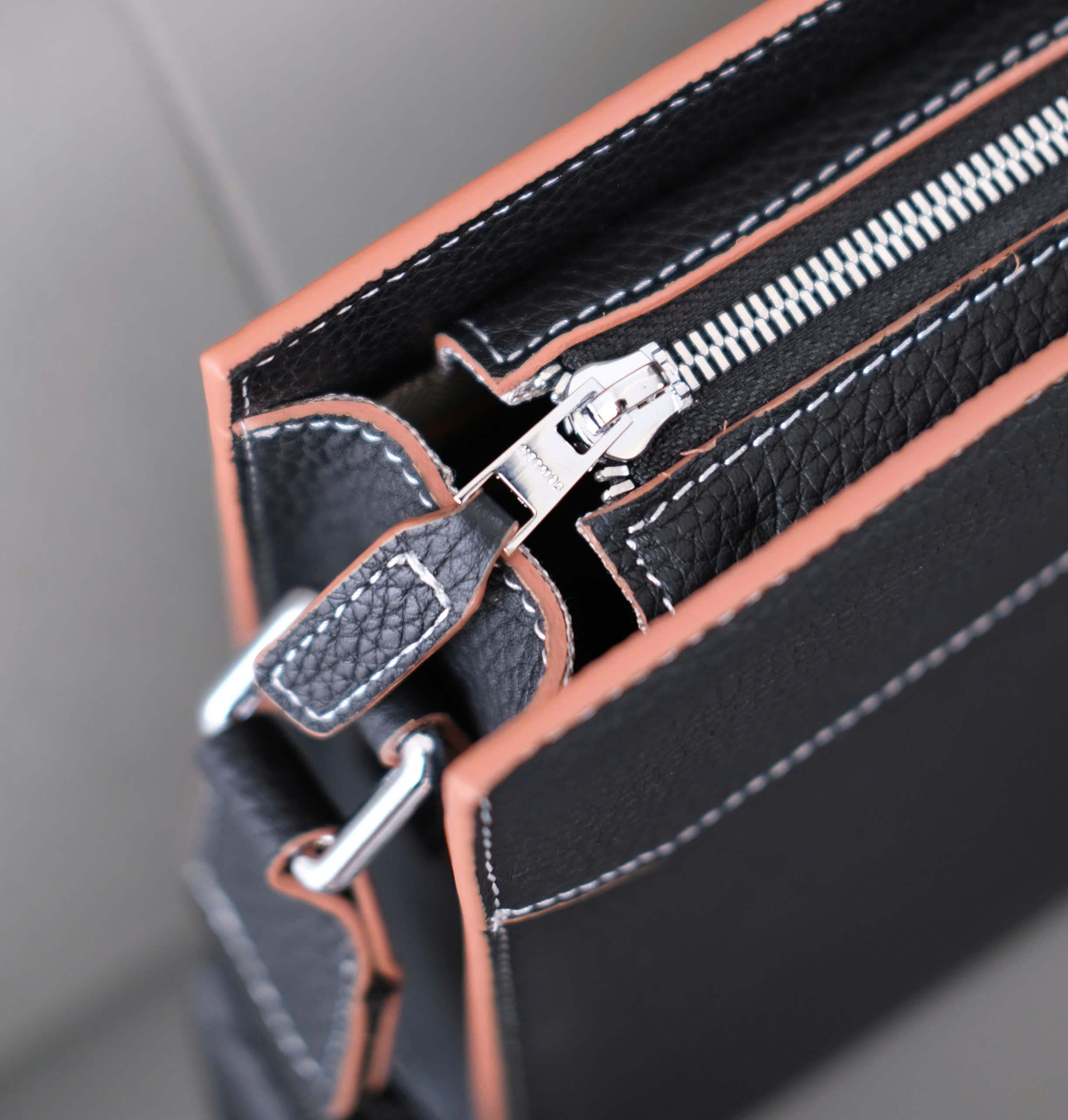 Túi đeo chéo Hermes Đen viền Nâu chỉ viền Trắng Like Auth 28x24x7 DDT