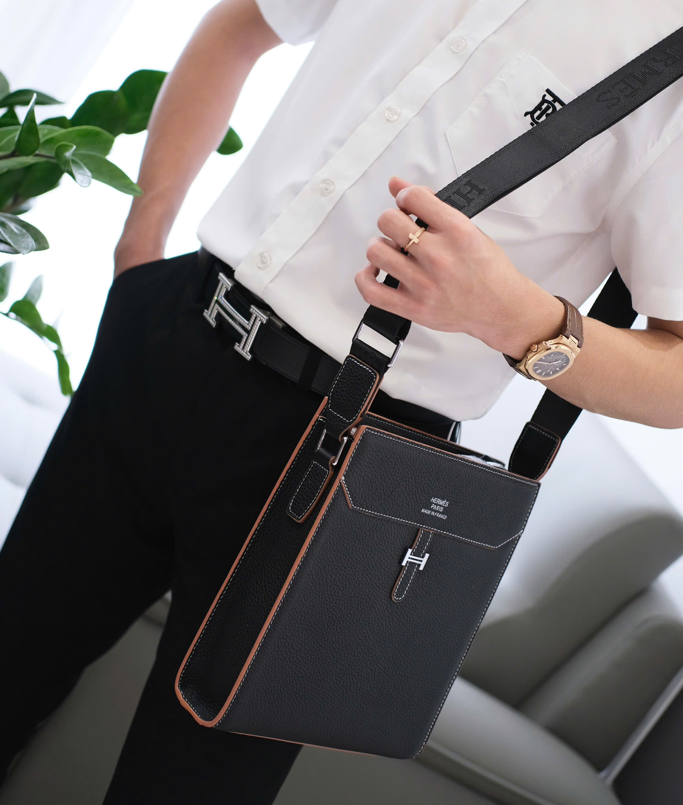 Túi đeo chéo Hermes Đen viền Nâu chỉ viền Trắng Like Auth 28x24x7 DDT