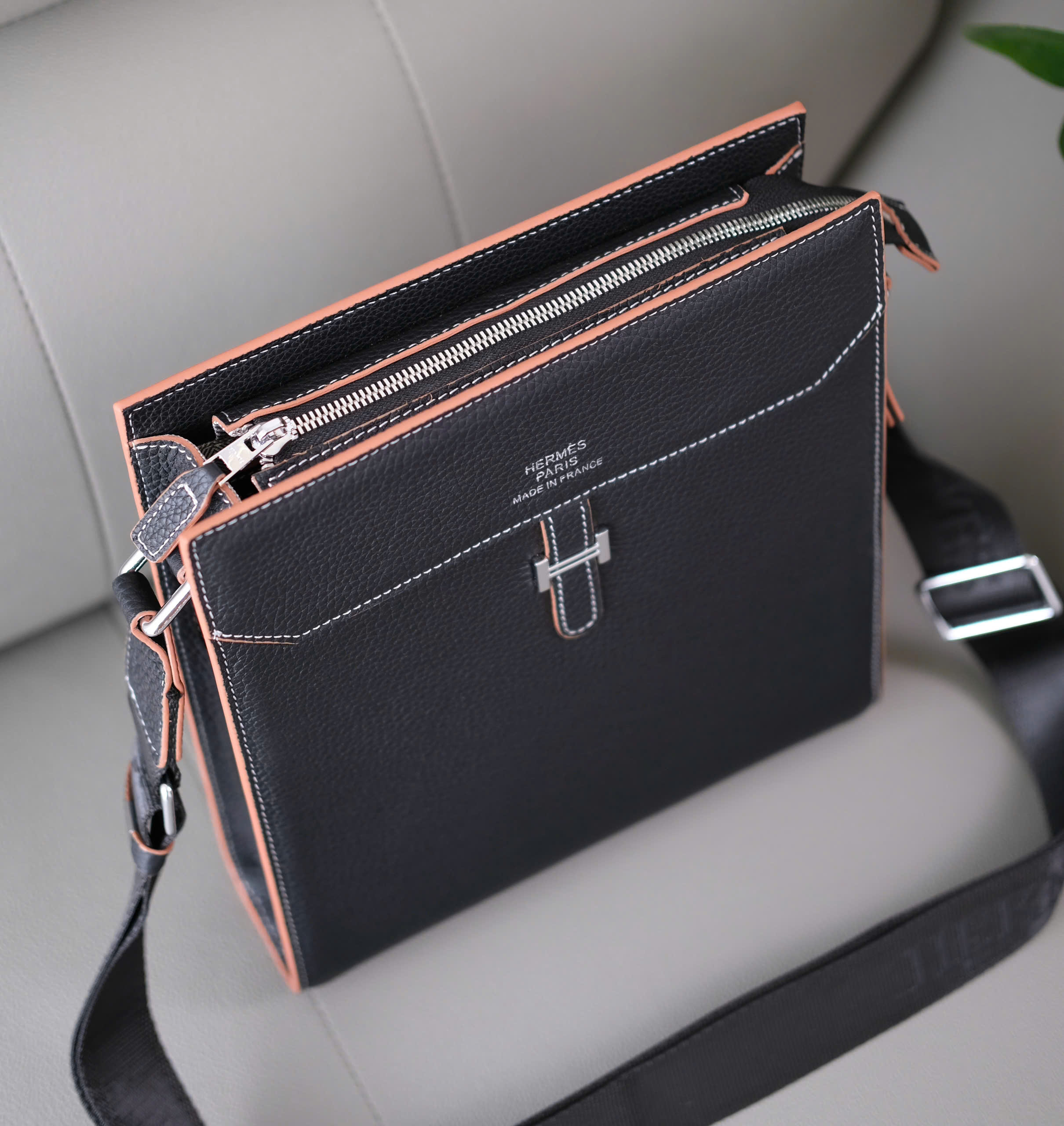 Túi đeo chéo Hermes Đen viền Nâu chỉ viền Trắng Like Auth 28x24x7 DDT