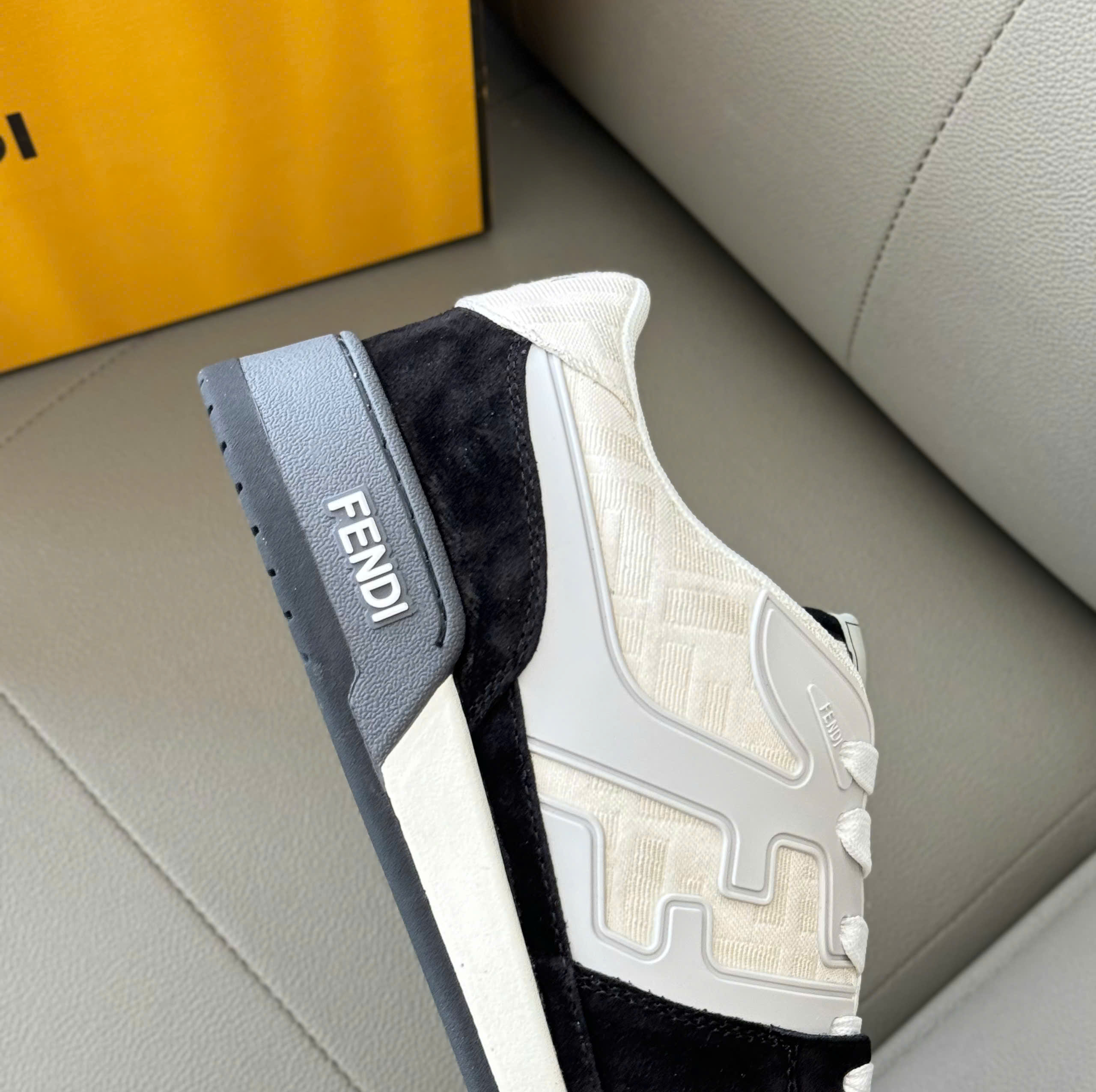 Giày sneaker Fendi Trắng phối viền Đen Ghi Like Auth 38-43 DDT