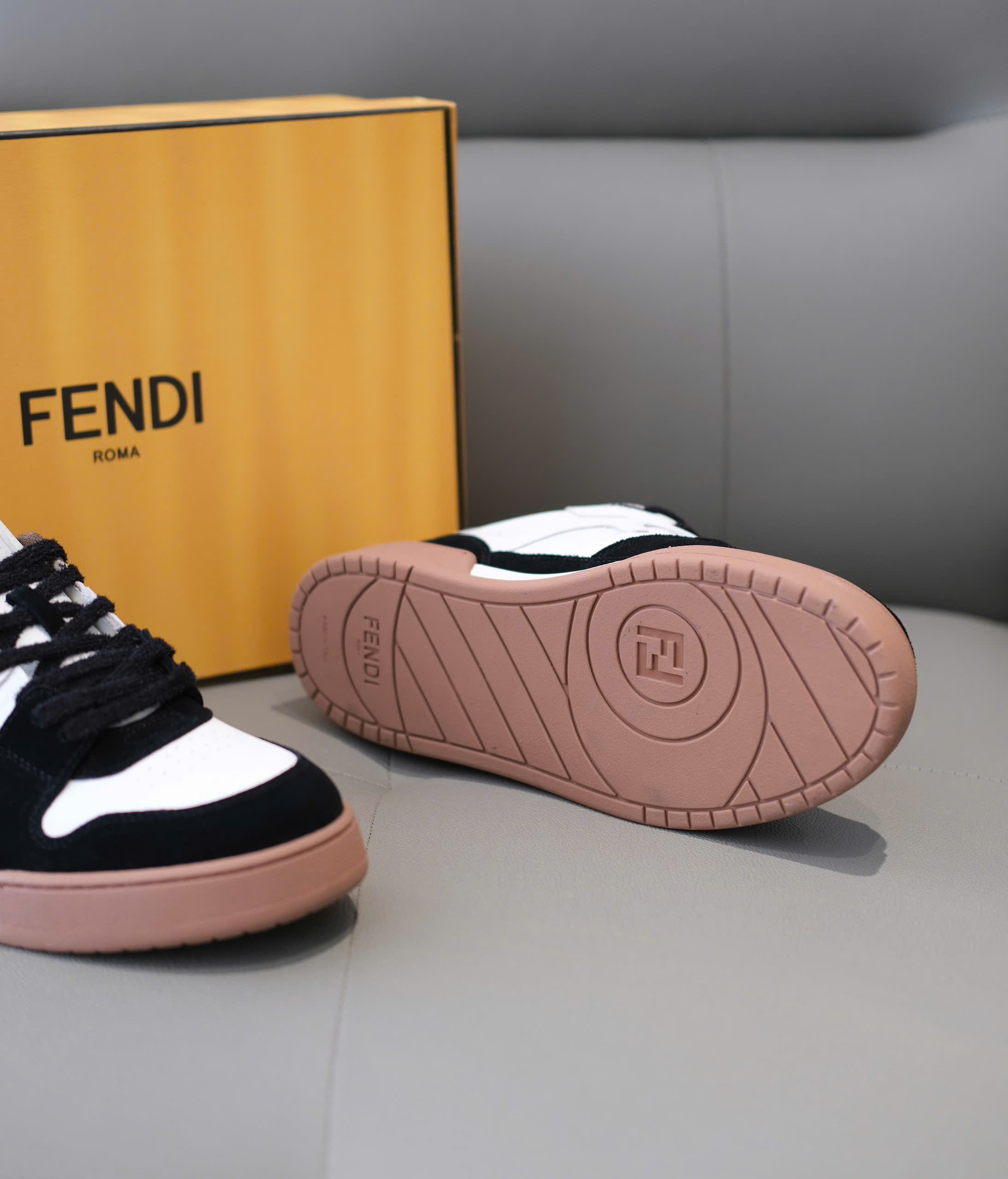 Giày sneaker Fendi Trắng phối tag Đen Like Auth 38-43 DDT