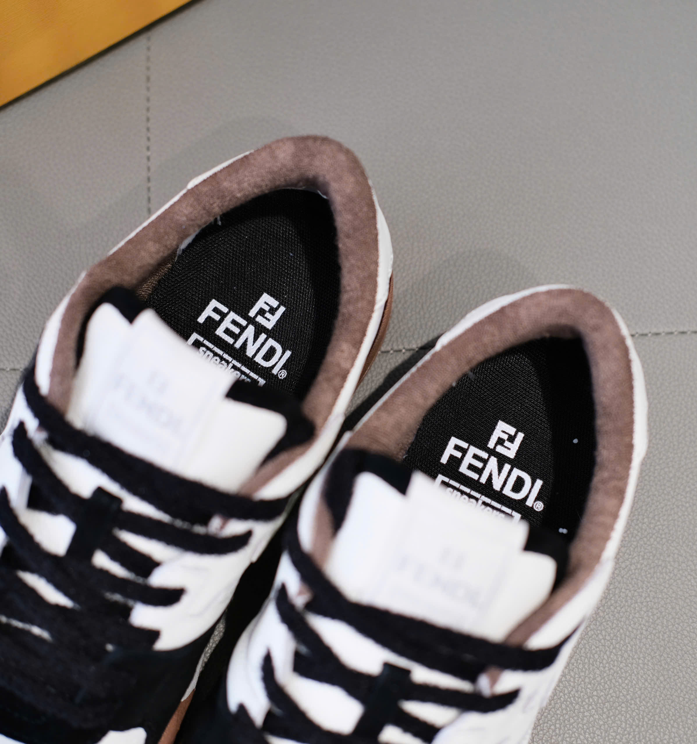 Giày sneaker Fendi Trắng phối tag Đen Like Auth 38-43 DDT