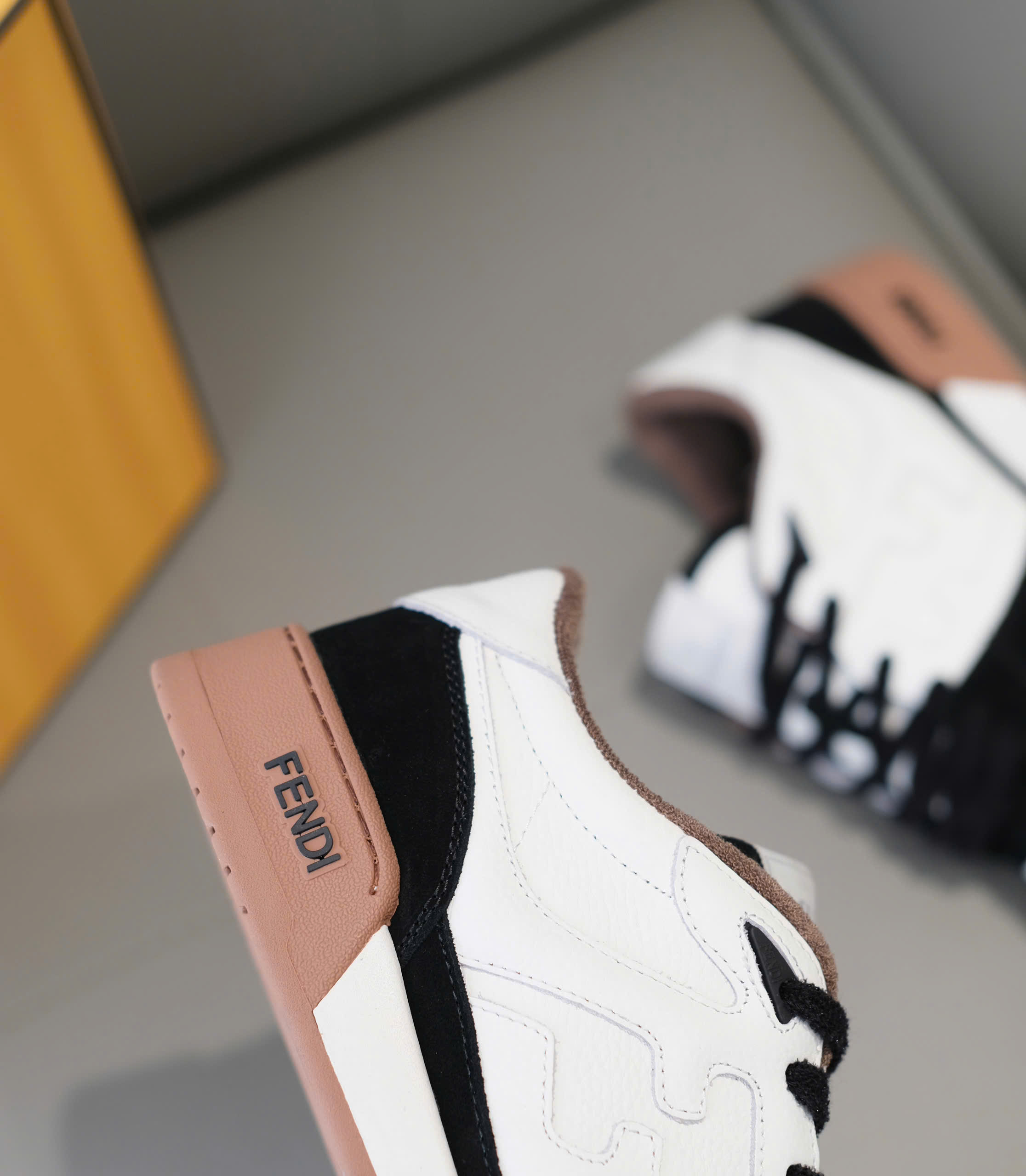 Giày sneaker Fendi Trắng phối tag Đen Like Auth 38-43 DDT