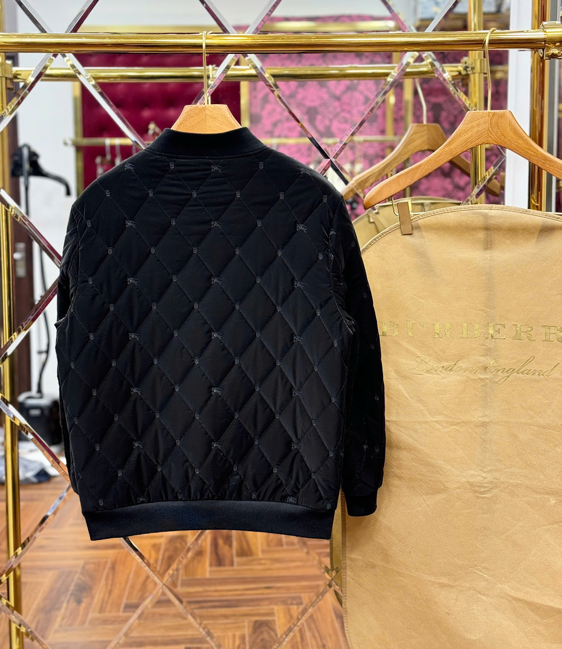 Áo khoác bomber Burberry BBR logo TB ngực lót trong kẻ sọc Like Auth 44-50 MK