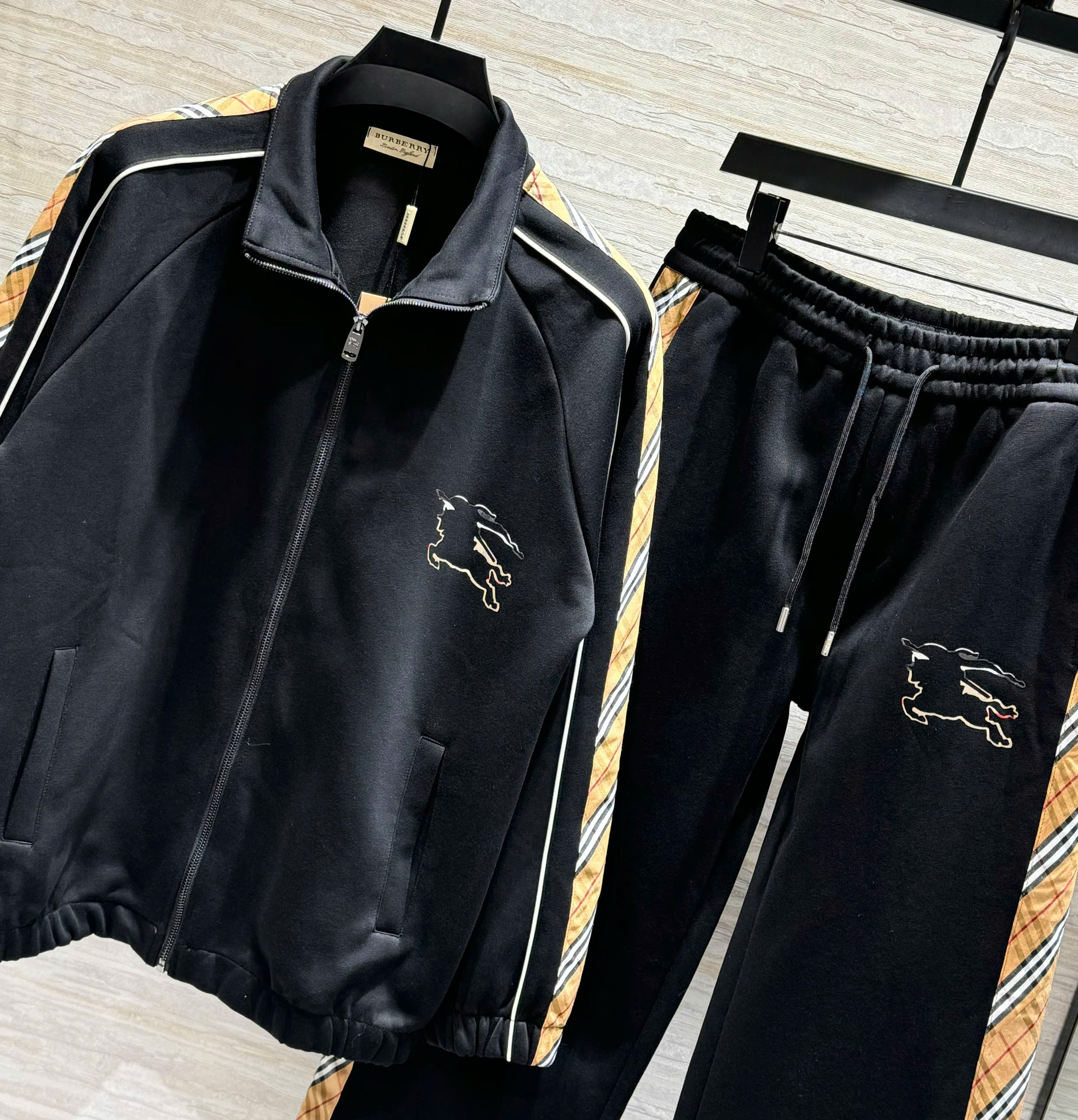 Set bộ nỉ Burberry BBR Đen Đen kẻ sọc viền logo Ngựa bay ngực Like Auth M-XXL DDT