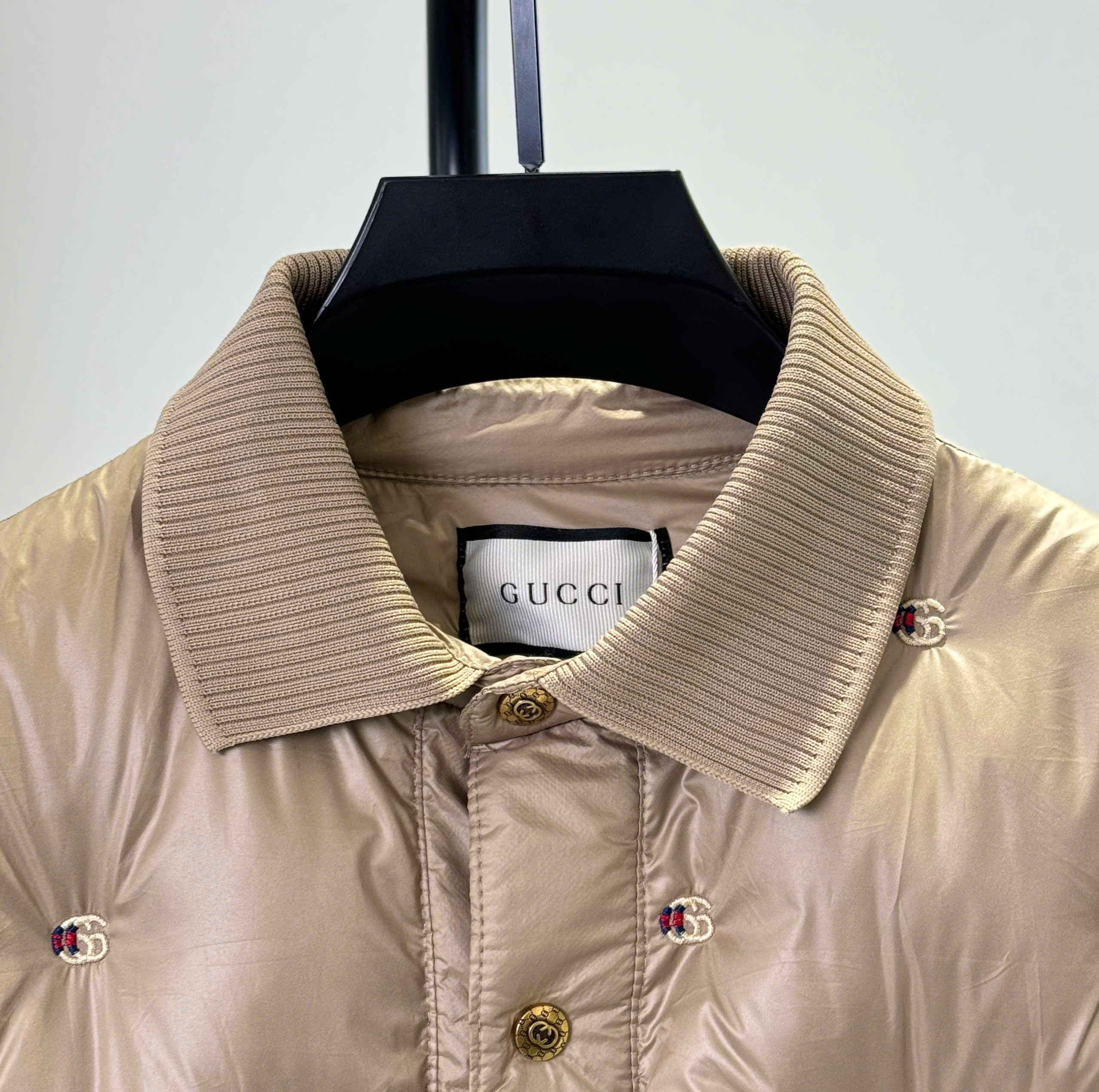 Áo phao Gucci GC cài khuy cổ bẻ logo thêu full Like Auth M-XXL DDT