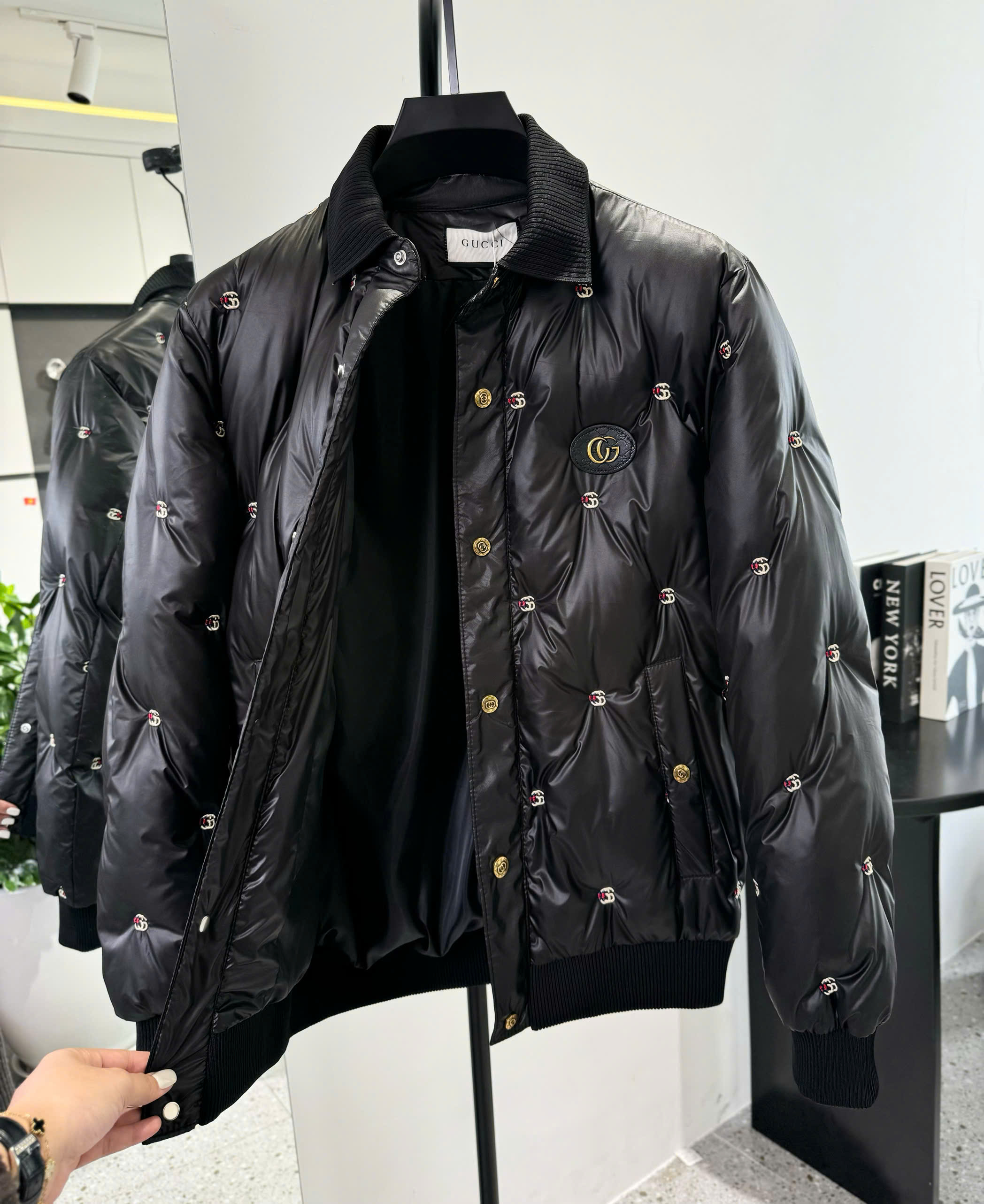 Áo phao Gucci GC cài khuy cổ bẻ logo thêu full Like Auth M-XXL DDT