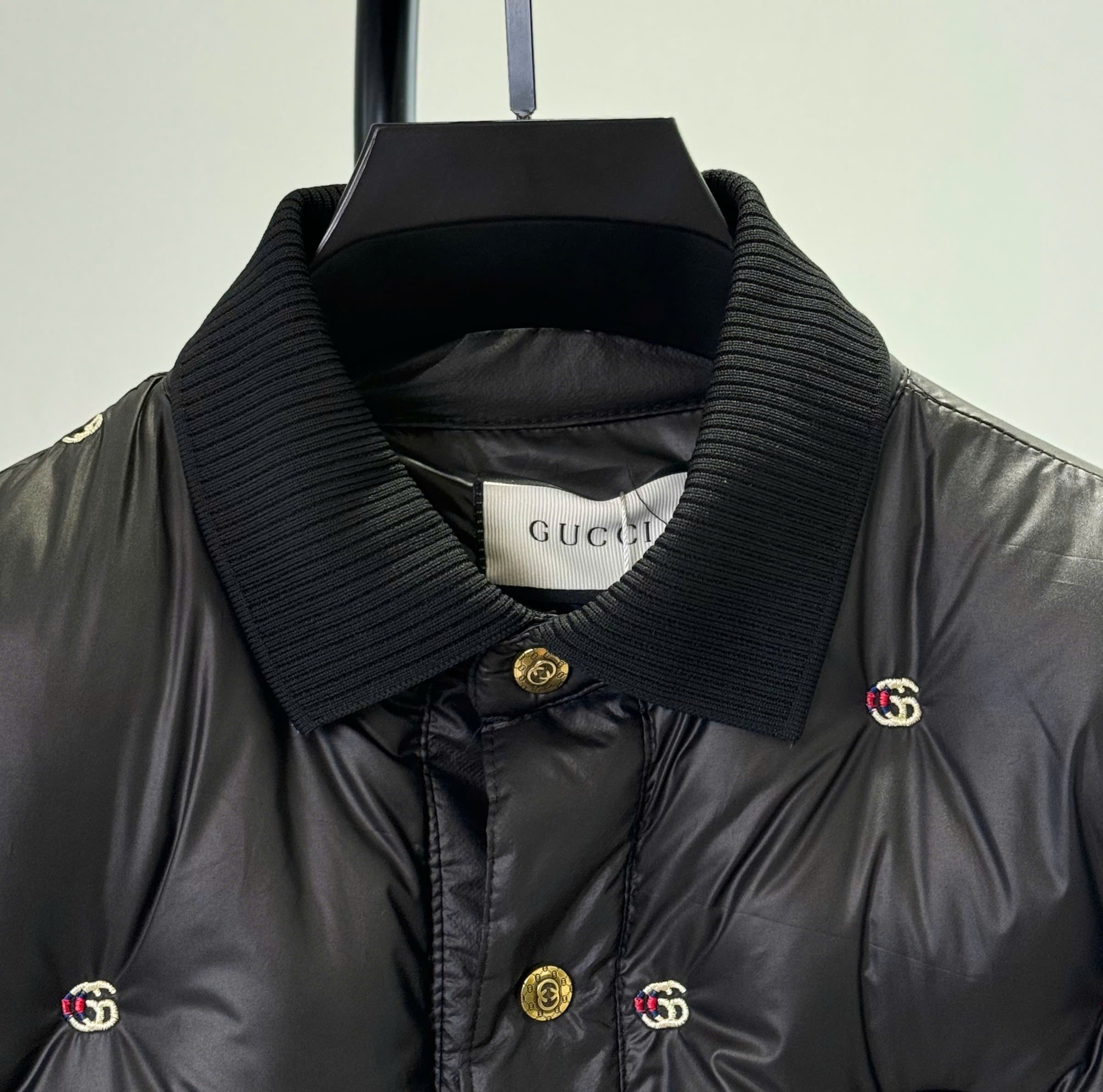 Áo phao Gucci GC cài khuy cổ bẻ logo thêu full Like Auth M-XXL DDT