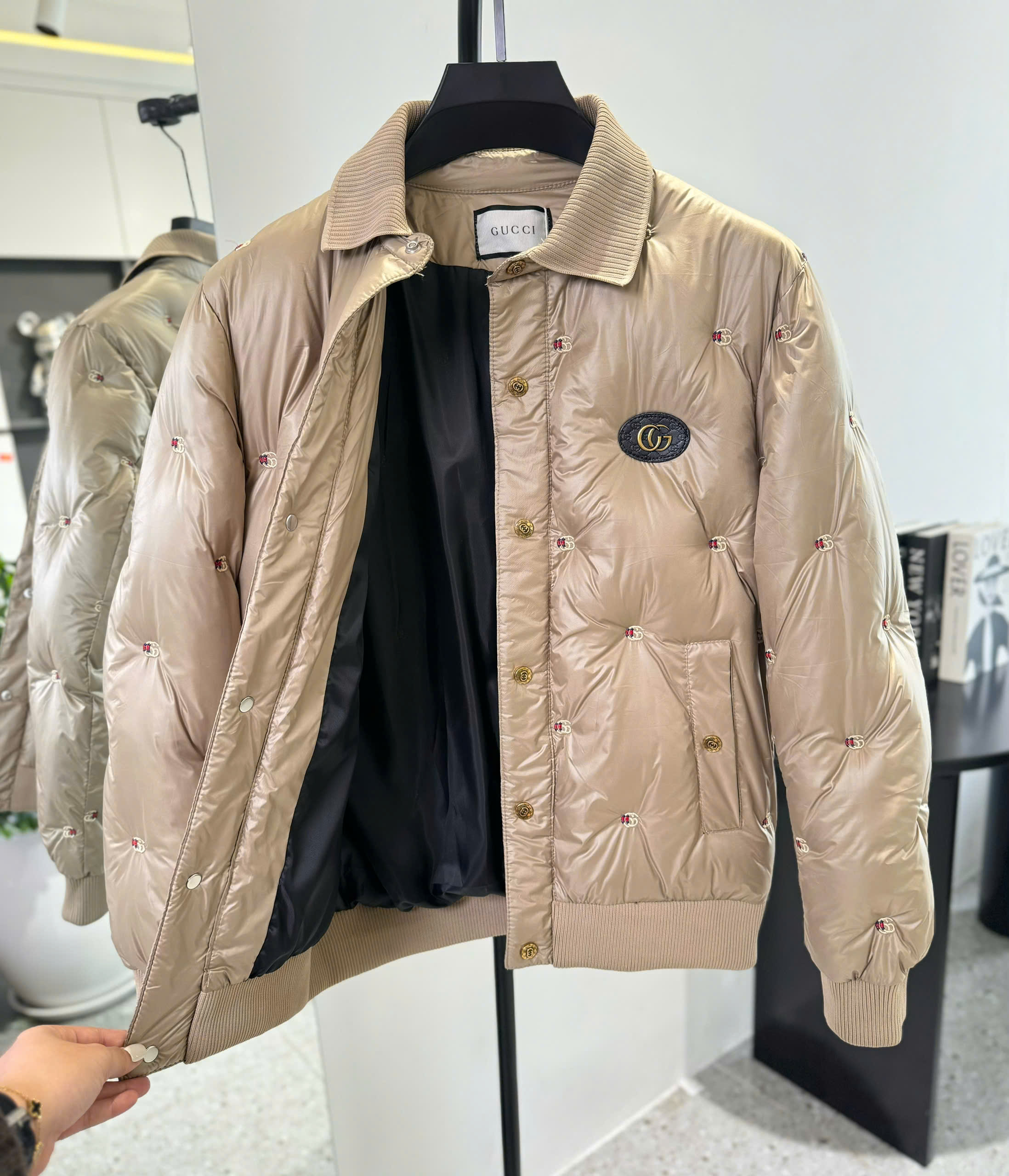 Áo phao Gucci GC cài khuy cổ bẻ logo thêu full Like Auth M-XXL DDT