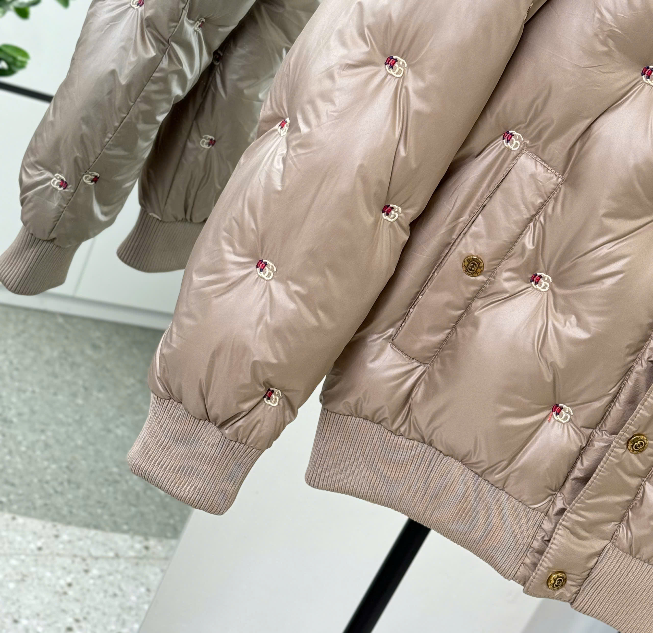 Áo phao Gucci GC cài khuy cổ bẻ logo thêu full Like Auth M-XXL DDT