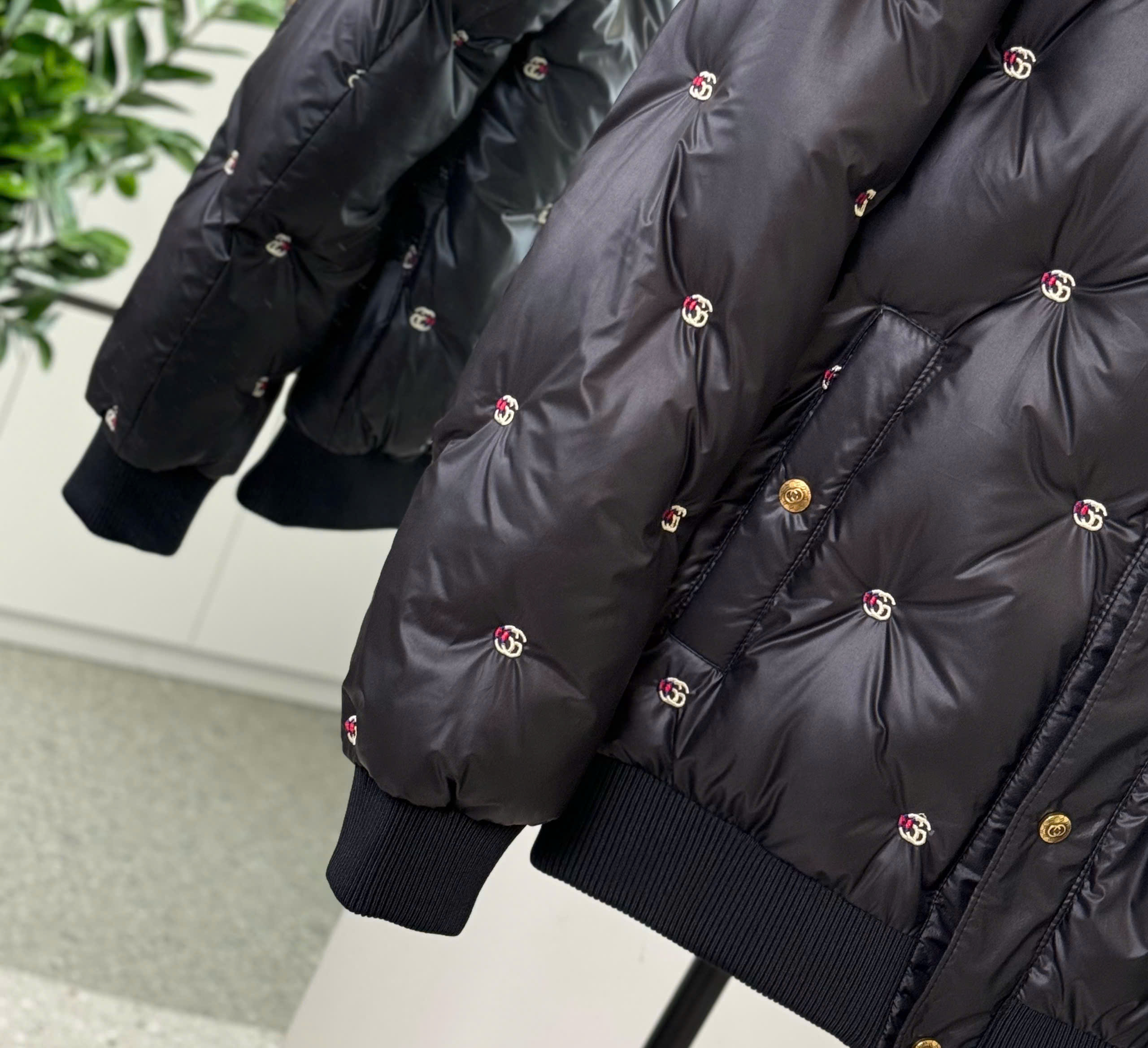 Áo phao Gucci GC cài khuy cổ bẻ logo thêu full Like Auth M-XXL DDT