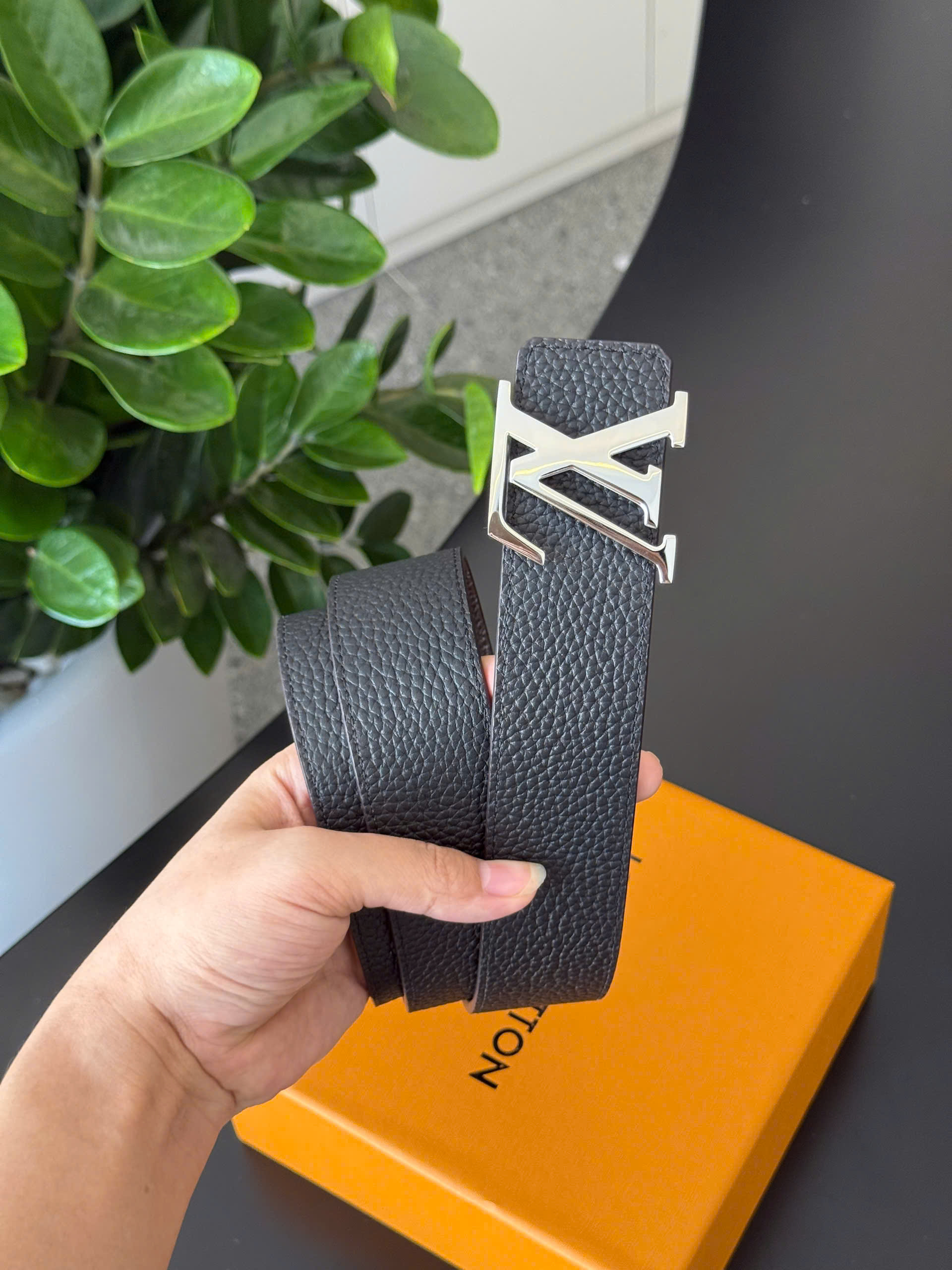 Thắt lưng dây nịt Louis Vuitton Đen sần mặt logo LV bạc Like Auth 85-110 DDT