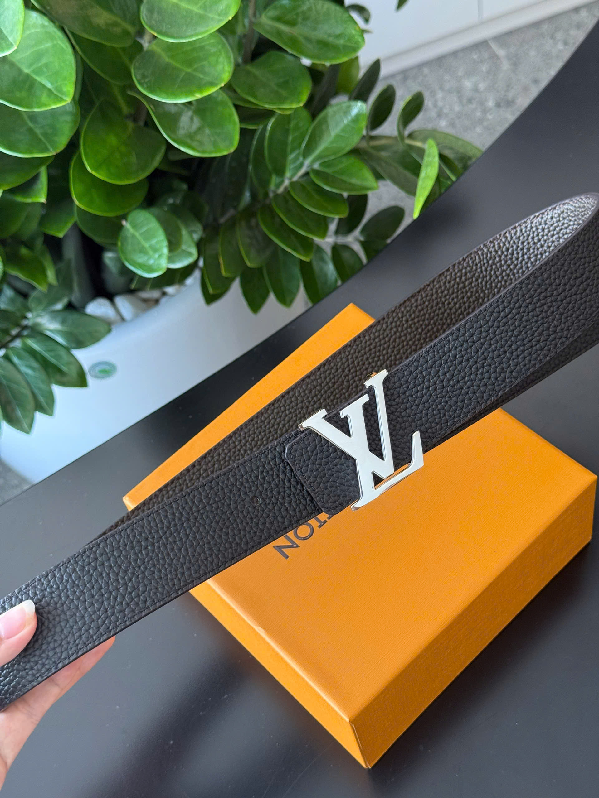 Thắt lưng dây nịt Louis Vuitton Đen sần mặt logo LV bạc Like Auth 85-110 DDT