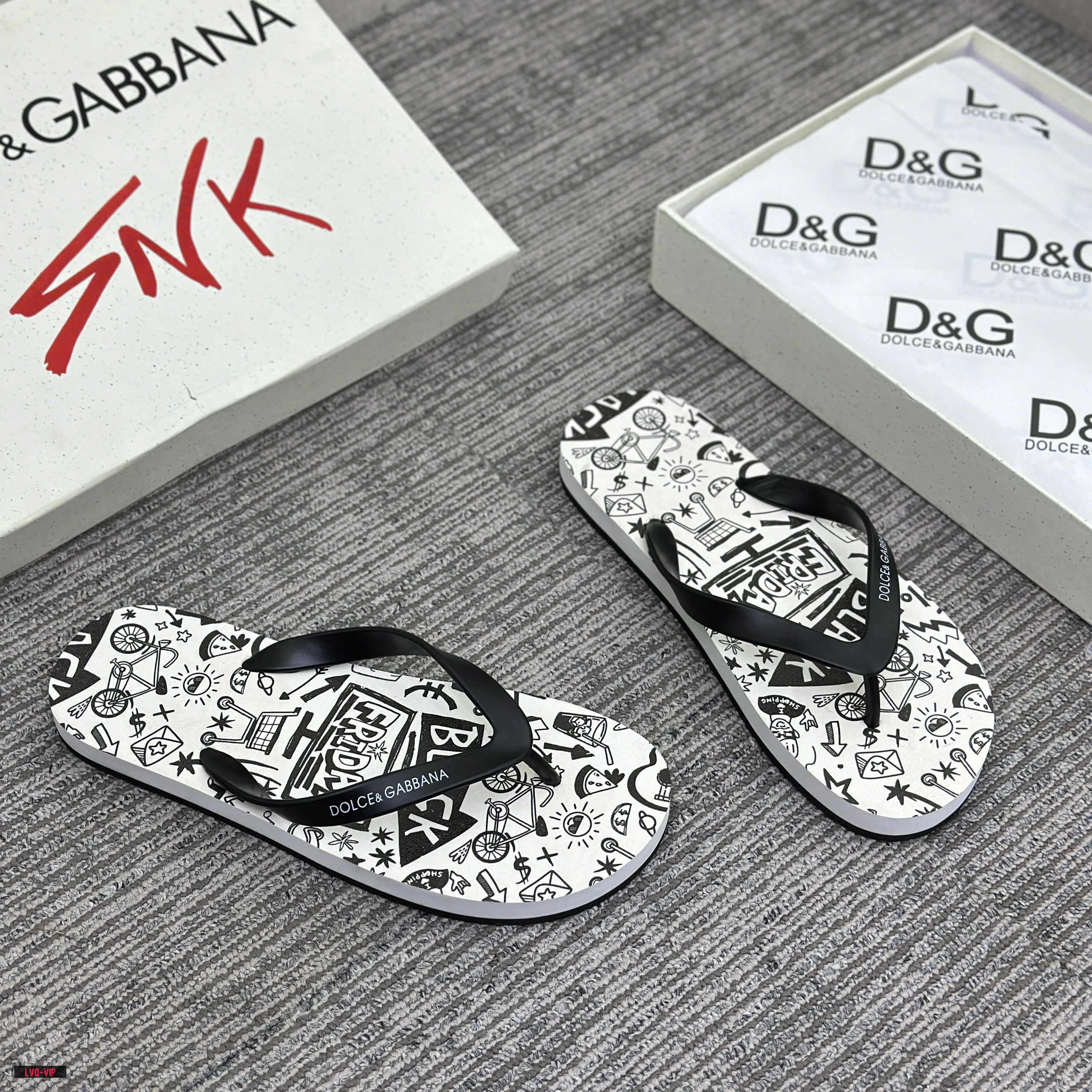 Dép tông xỏ ngón Flip Flop Dolce Gabbana DG Black nhiều họa tiết Đen Trắng Like Auth 38-43 LVQ\Đen