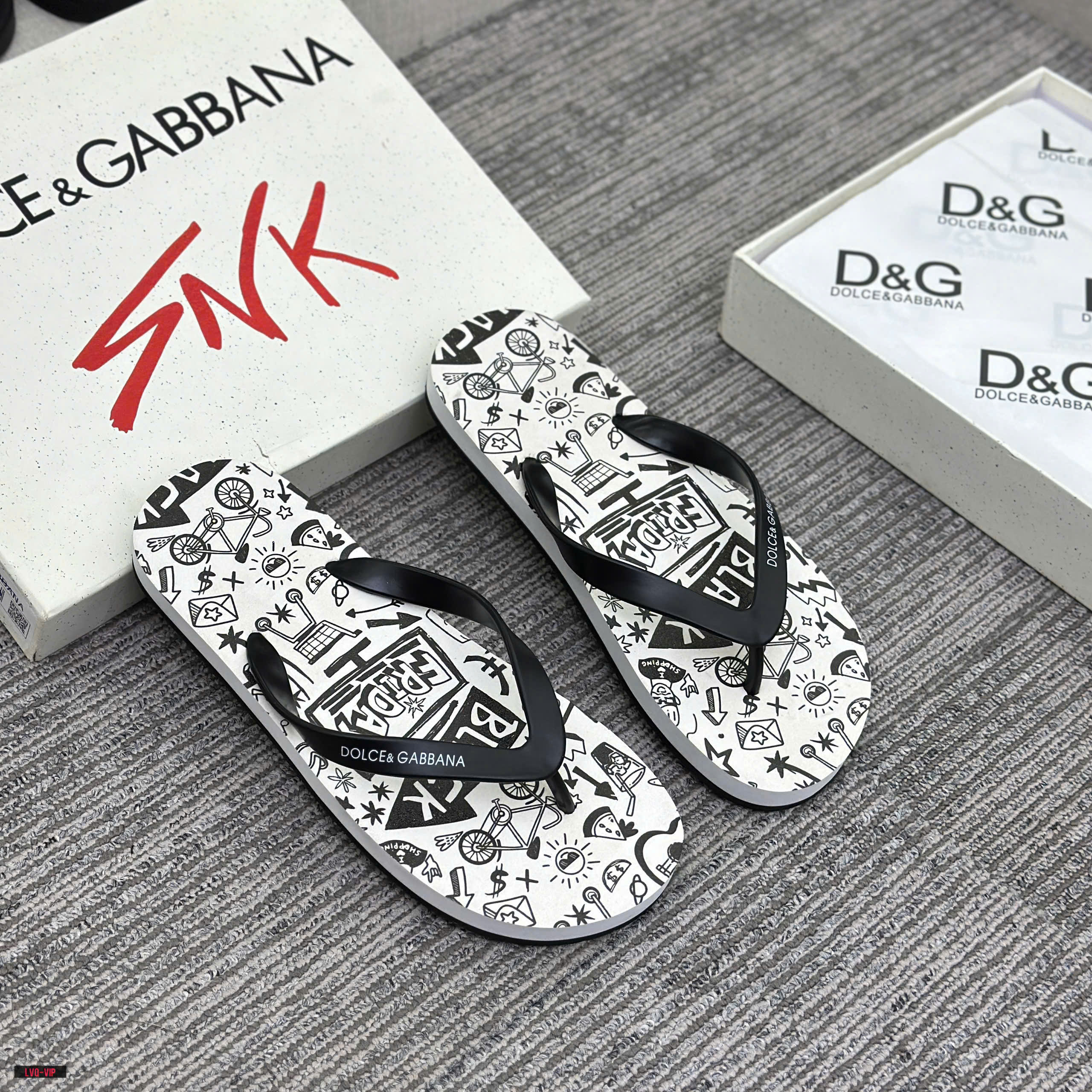 Dép tông xỏ ngón Flip Flop Dolce Gabbana DG Black nhiều họa tiết Đen Trắng Like Auth 38-43 LVQ\Đen