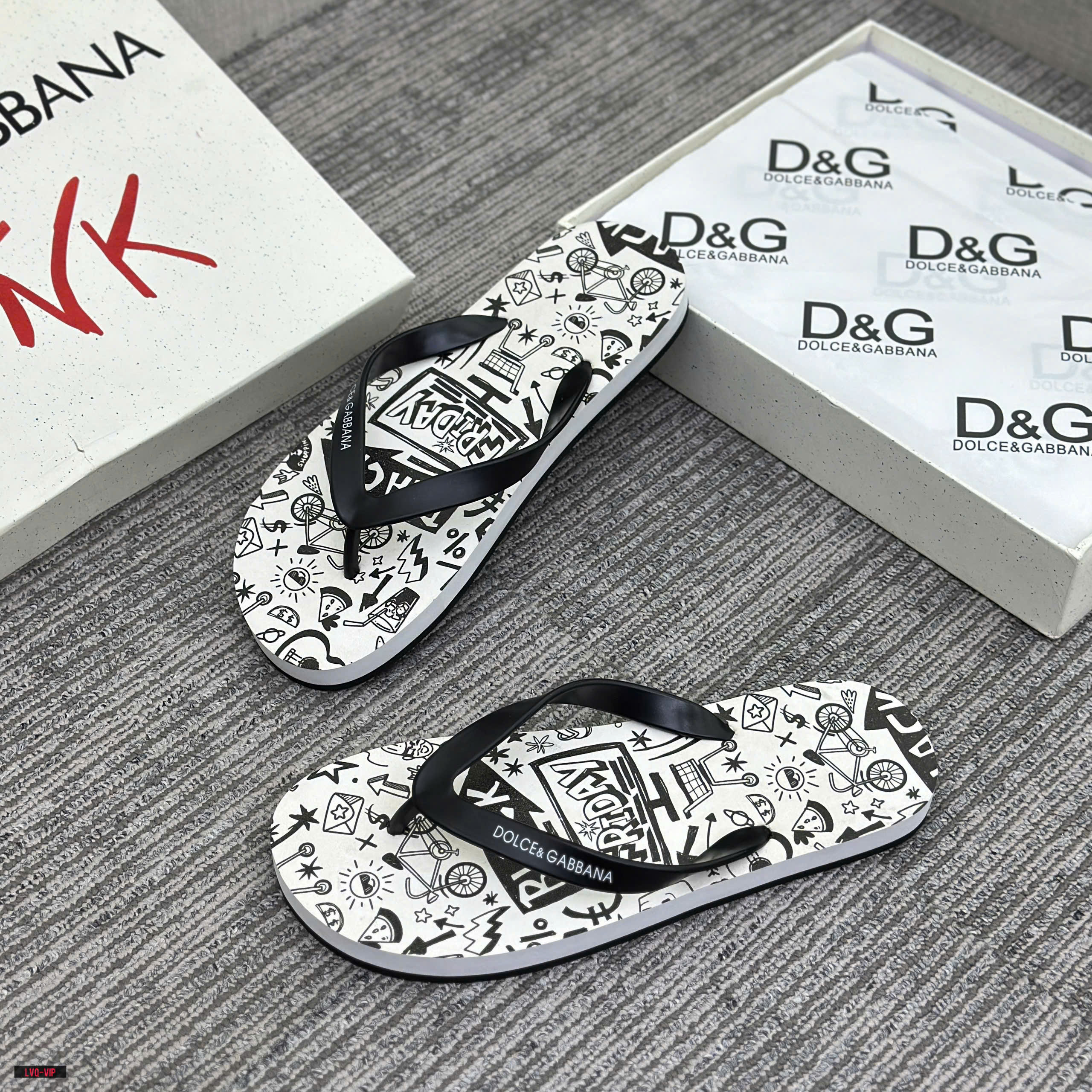 Dép tông xỏ ngón Flip Flop Dolce Gabbana DG Black nhiều họa tiết Đen Trắng Like Auth 38-43 LVQ\Đen