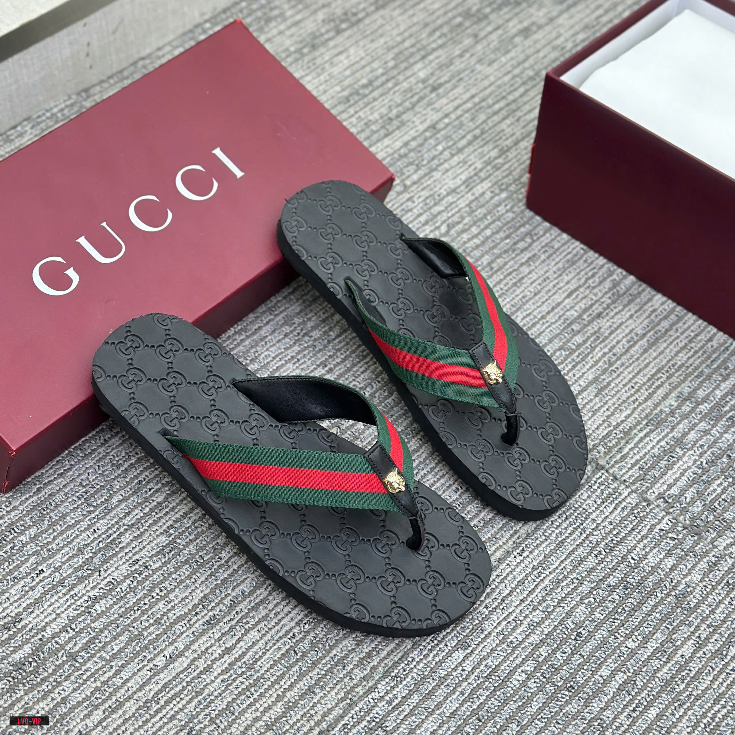 Dép kẹp xỏ ngón flip flop Gucci GC tag mặt Hổ Vàng đế khắc vân monogram quai kẻ sọc Xanh Đỏ Like Auth 38-43 LVQ