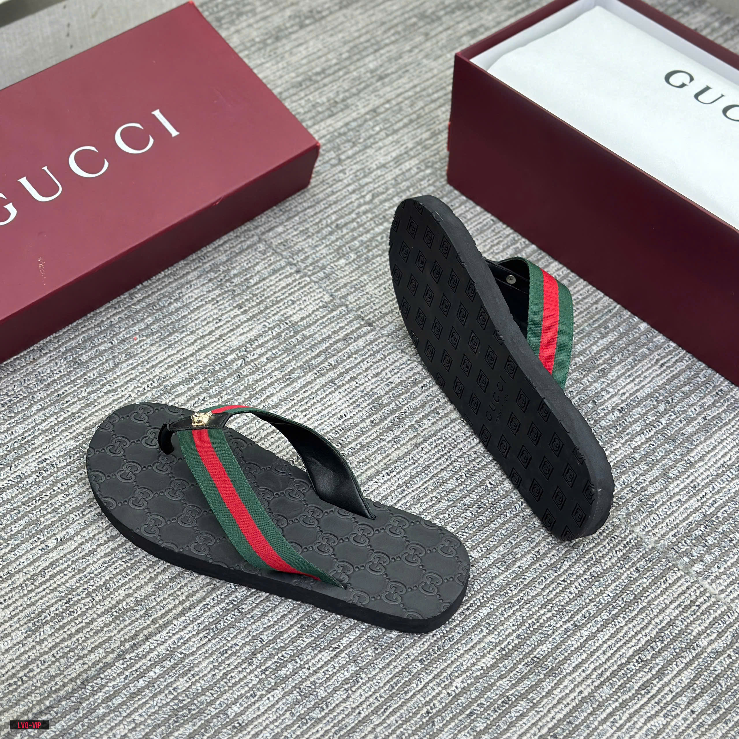 Dép kẹp xỏ ngón flip flop Gucci GC tag mặt Hổ Vàng đế khắc vân monogram quai kẻ sọc Xanh Đỏ Like Auth 38-43 LVQ