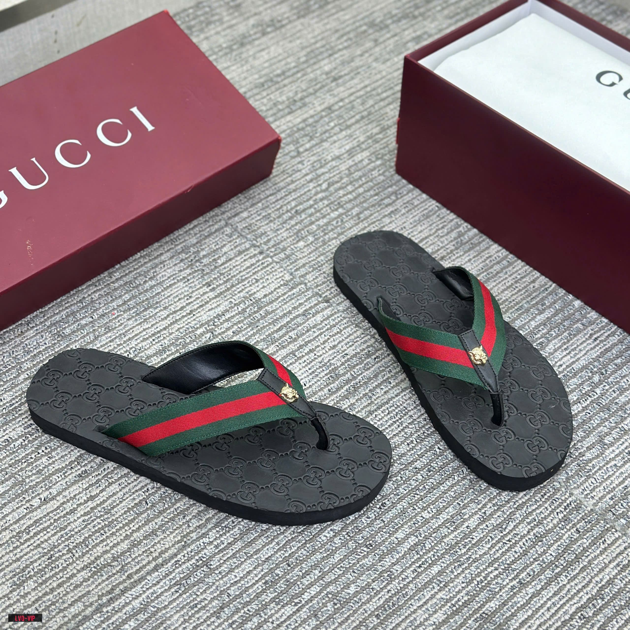 Dép kẹp xỏ ngón flip flop Gucci GC tag mặt Hổ Vàng đế khắc vân monogram quai kẻ sọc Xanh Đỏ Like Auth 38-43 LVQ