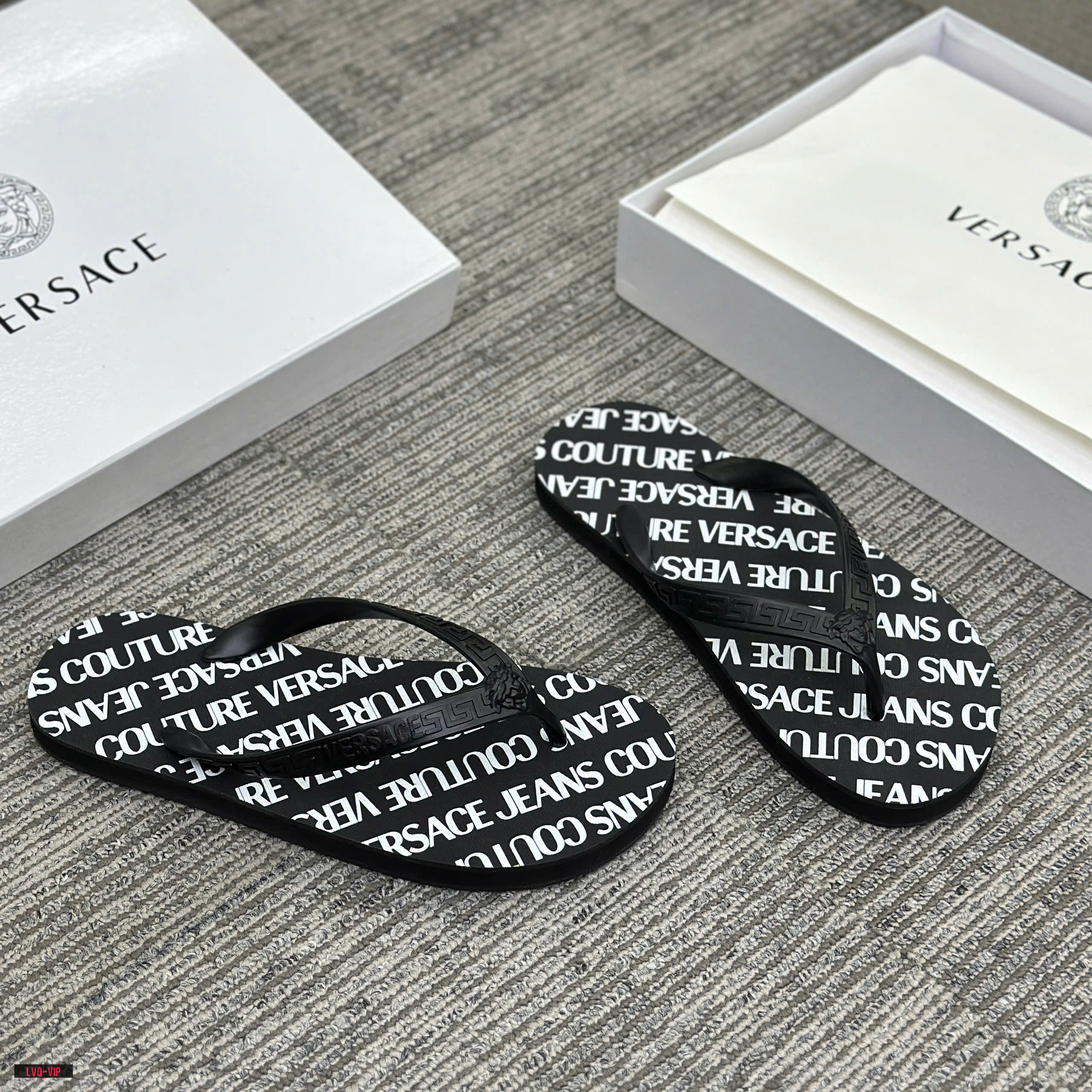 Dép kẹp xỏ ngón flip flop Versace VS Jean Couture chữ Trắng logo kẻ chéo Like Auth 38-43 LVQ