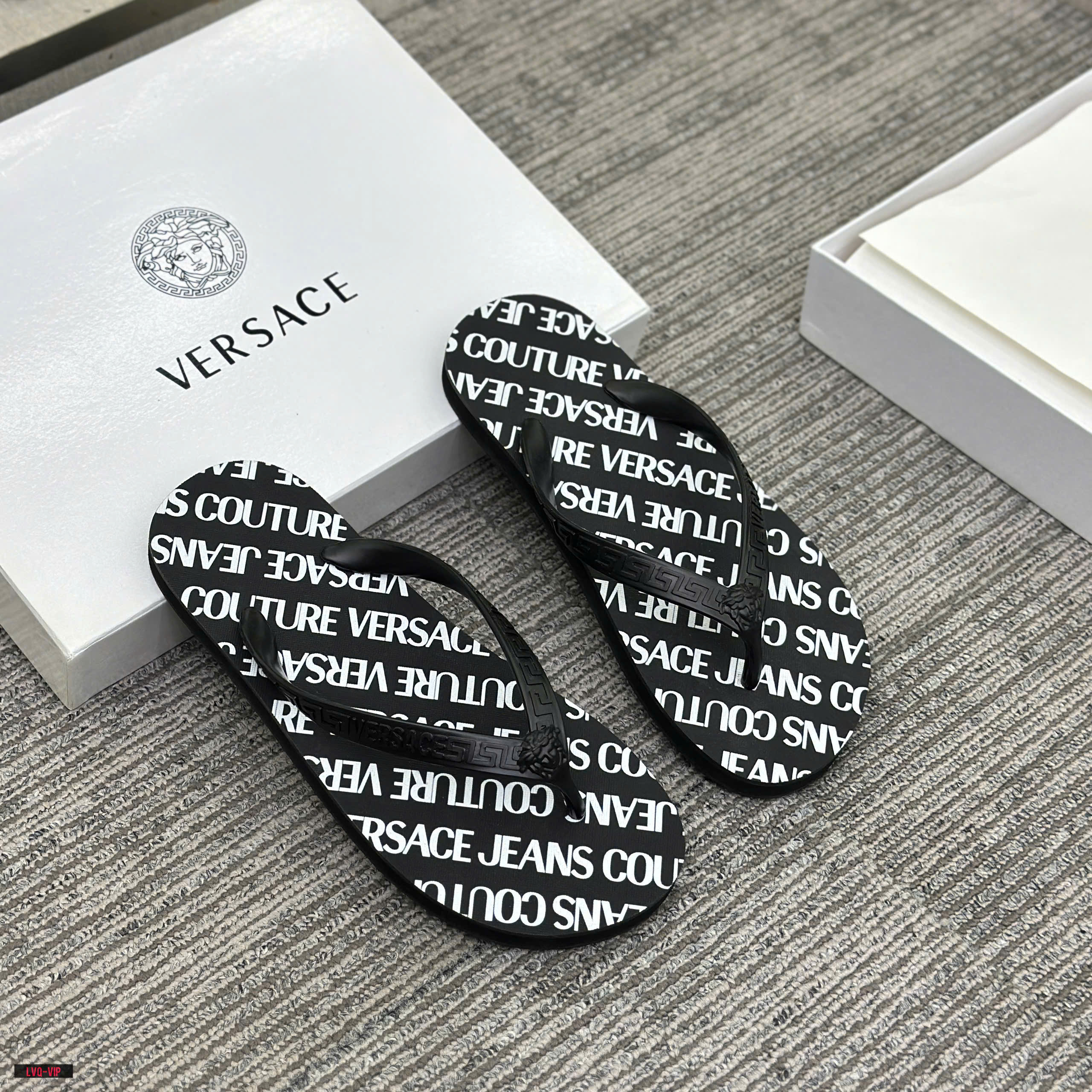 Dép kẹp xỏ ngón flip flop Versace VS Jean Couture chữ Trắng logo kẻ chéo Like Auth 38-43 LVQ