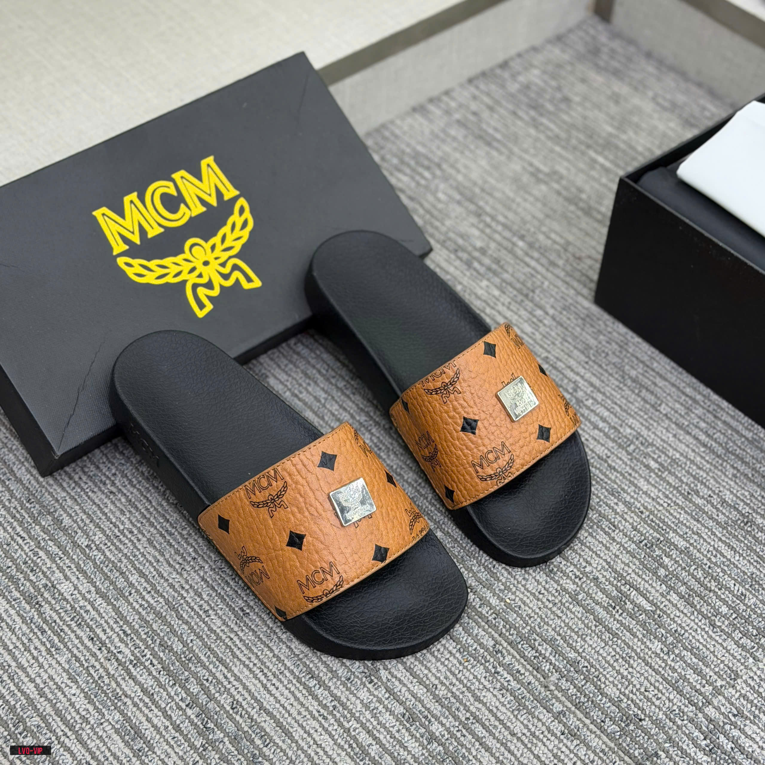 Dép lê quai ngang MCM tag vuông Like Auth 38-43 LVQ