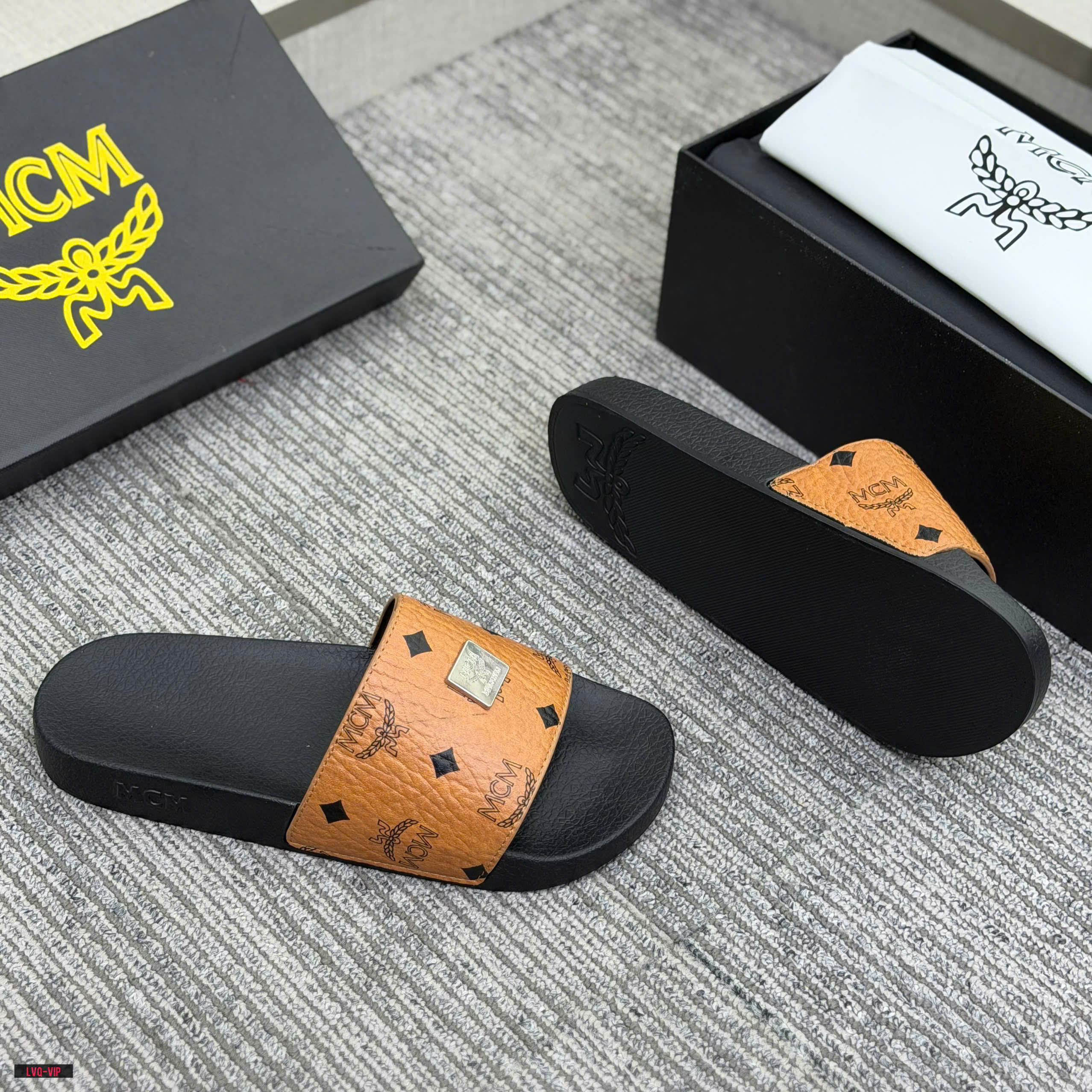 Dép lê quai ngang MCM tag vuông Like Auth 38-43 LVQ