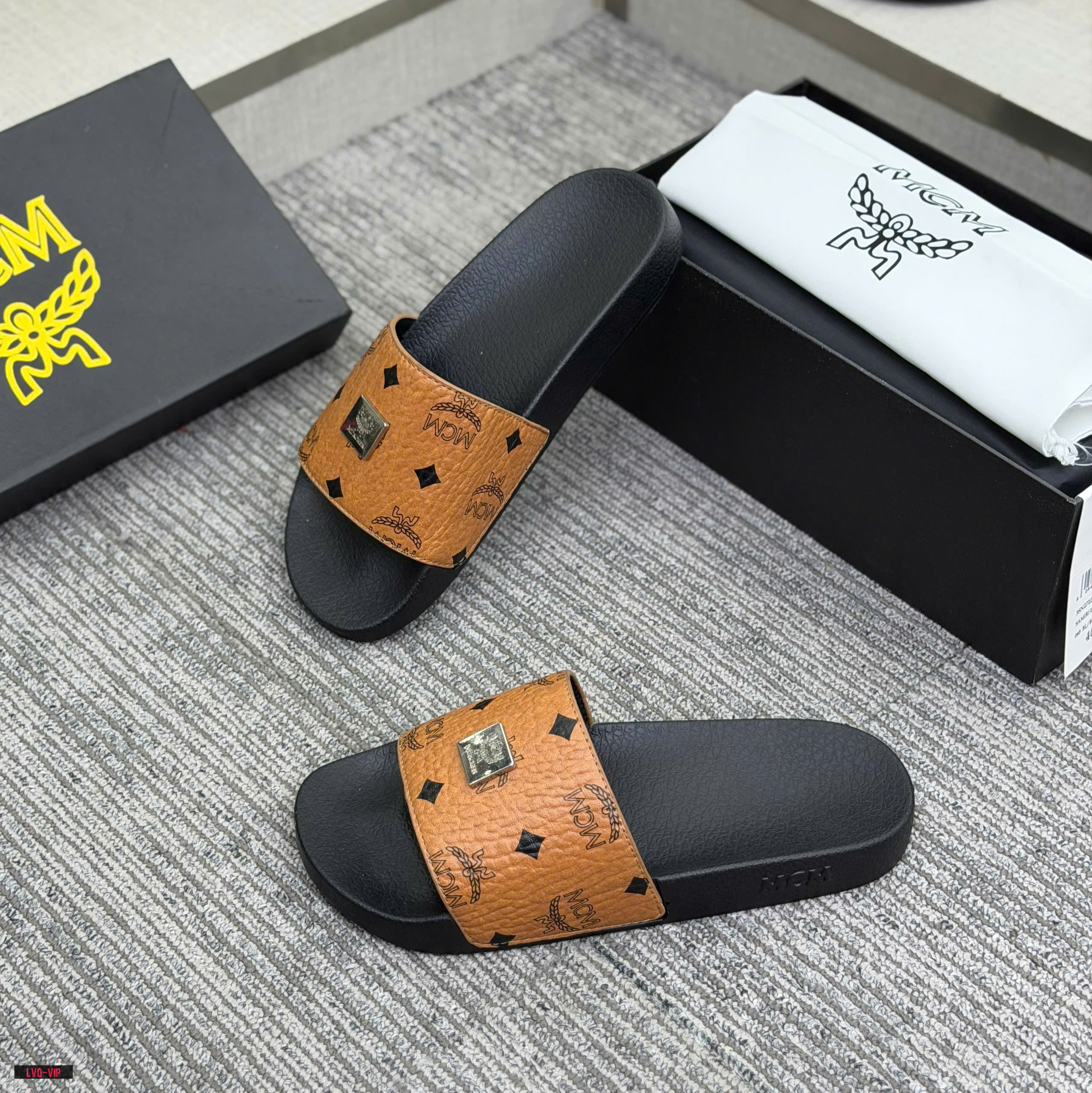 Dép lê quai ngang MCM tag vuông Like Auth 38-43 LVQ