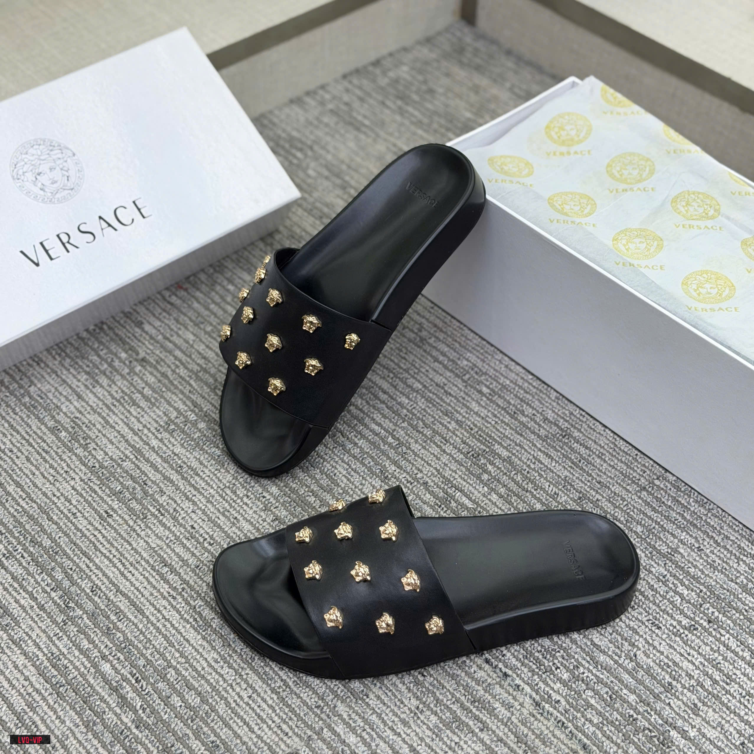 Dép lê quai ngang Versace VS nhiều tag mặt quỷ Vàng Like Auth 38-43 LVQ