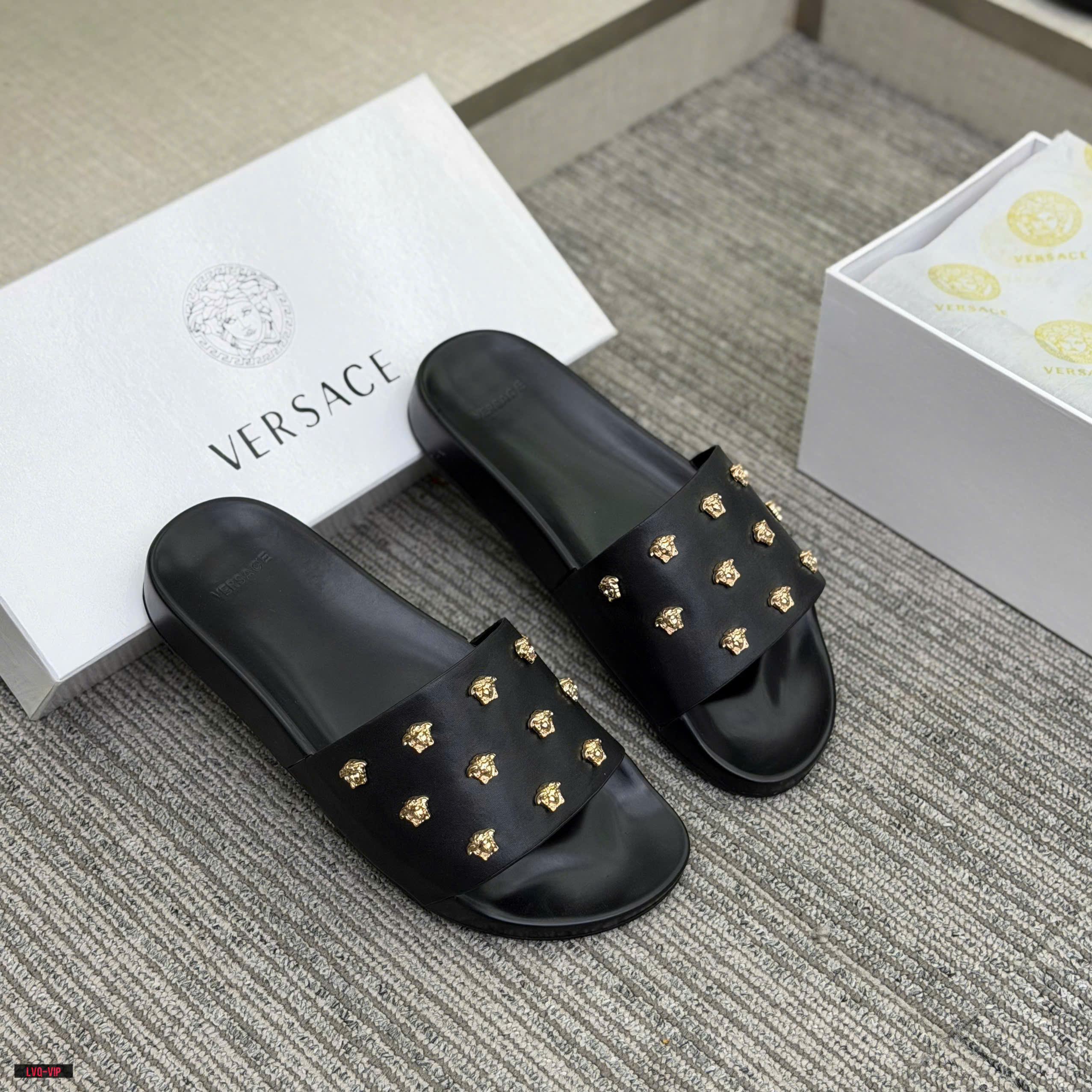 Dép lê quai ngang Versace VS nhiều tag mặt quỷ Vàng Like Auth 38-43 LVQ