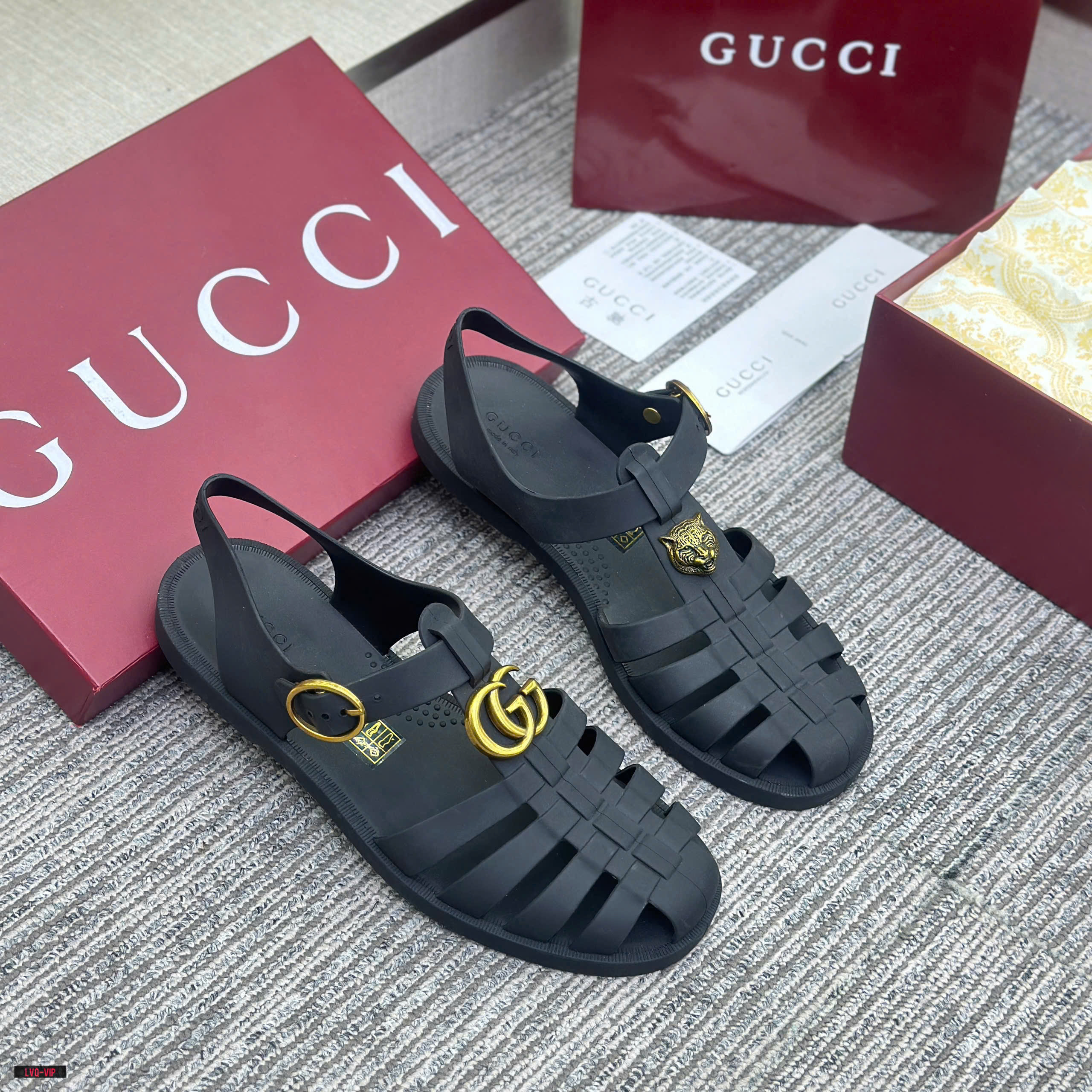 Dép sandal giọ Gucci Đen lỳ tag GC và mặt Hổ Vàng Like Auth 38-43 LVQ