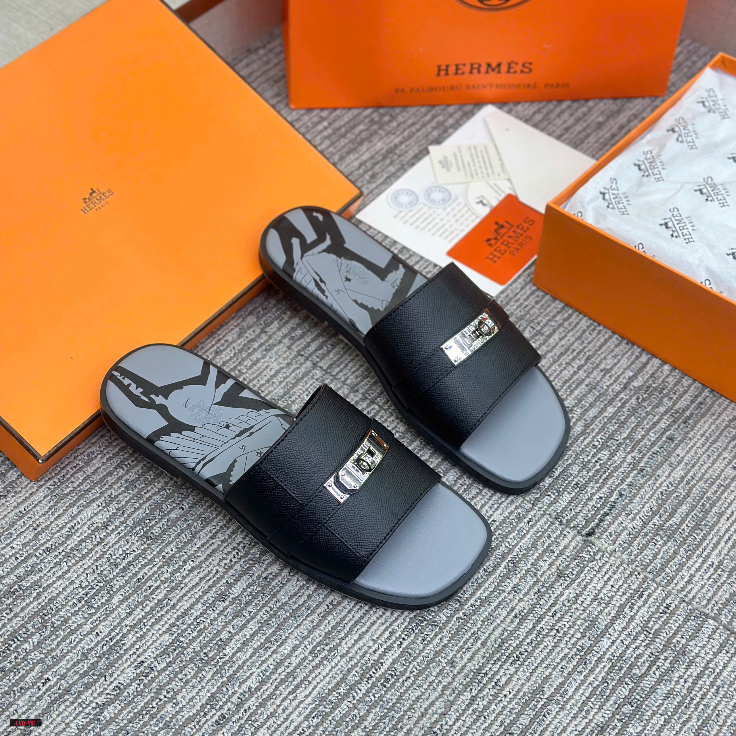 Dép lê Hermes HM mũi  Trâu Đen khóa móc Bạc họa tiết Đen Xám đế Like Auth 38-43 LVQ