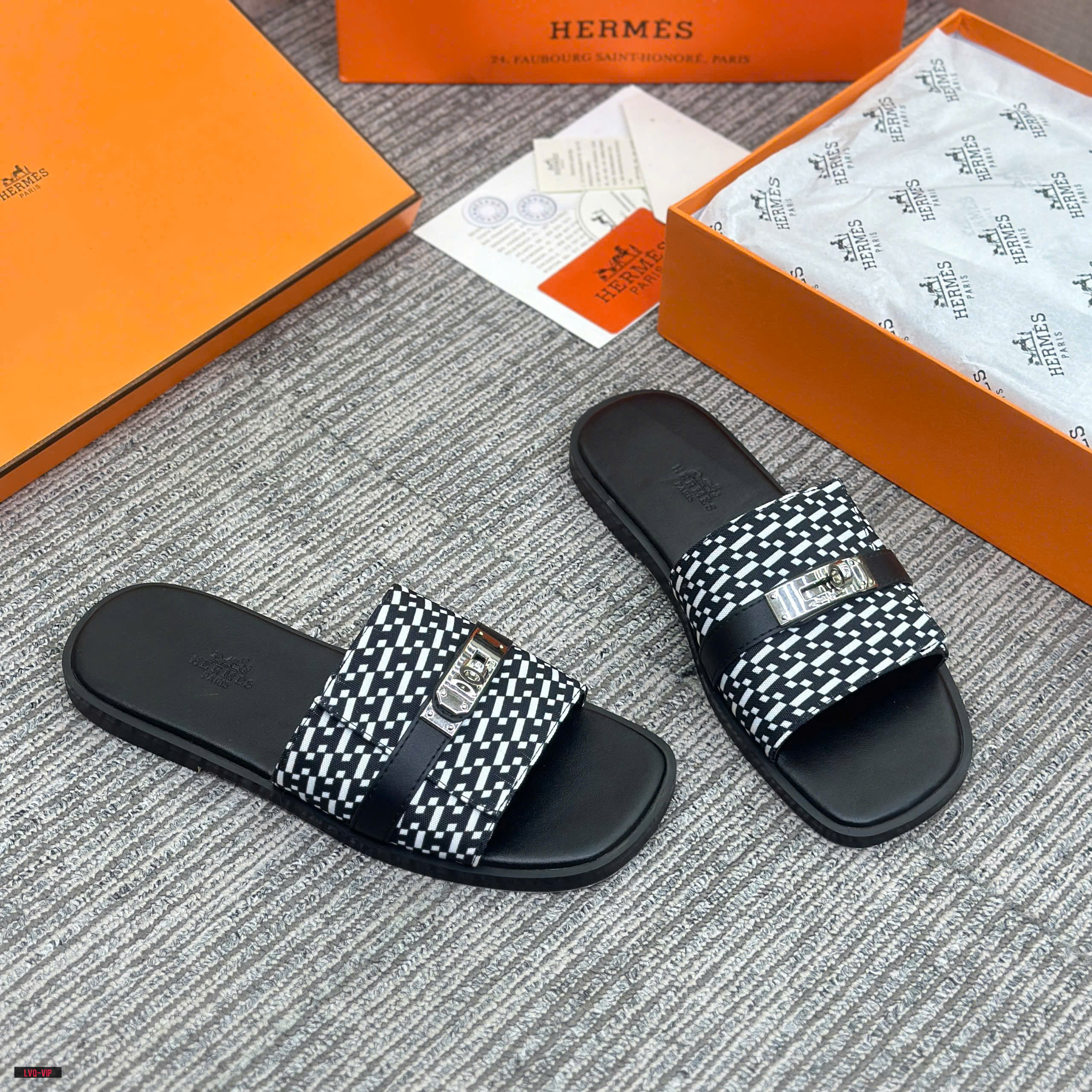 Dép lê Hermes HM mũi  Trâu khóa móc Bạc họa tiết kẻ Trắng Đen Like Auth 38-43 LVQ