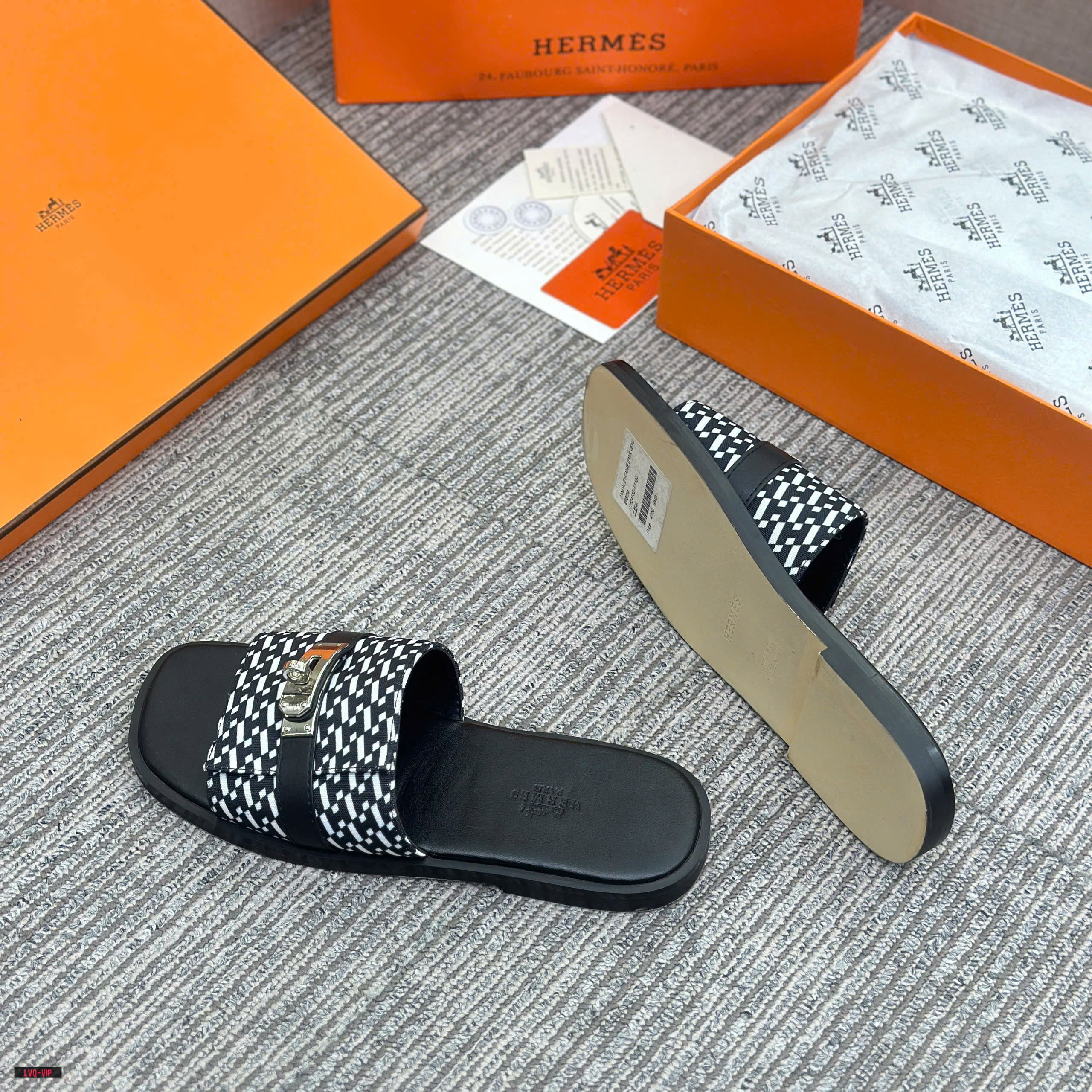 Dép lê Hermes HM mũi  Trâu khóa móc Bạc họa tiết kẻ Trắng Đen Like Auth 38-43 LVQ