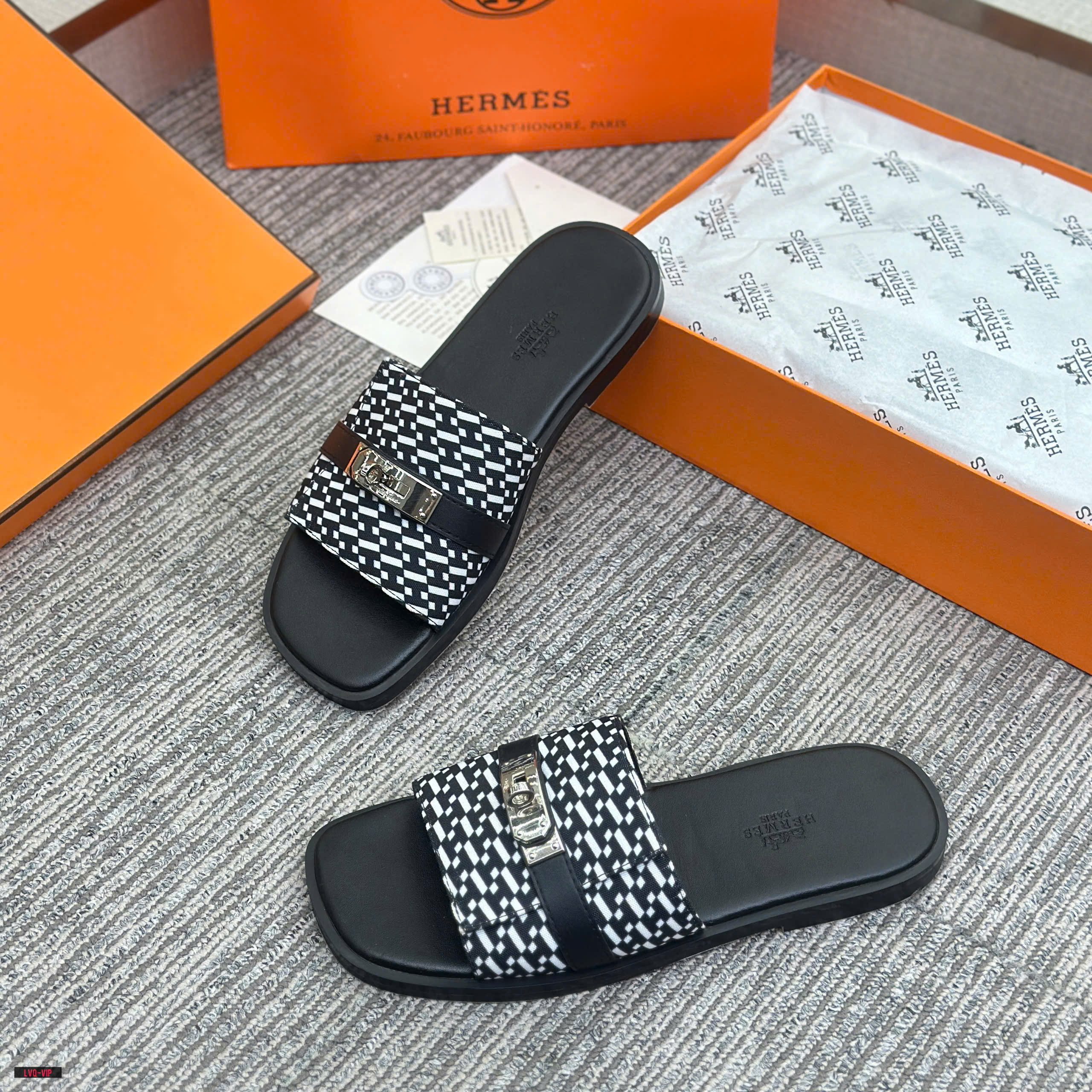 Dép lê Hermes HM mũi  Trâu khóa móc Bạc họa tiết kẻ Trắng Đen Like Auth 38-43 LVQ