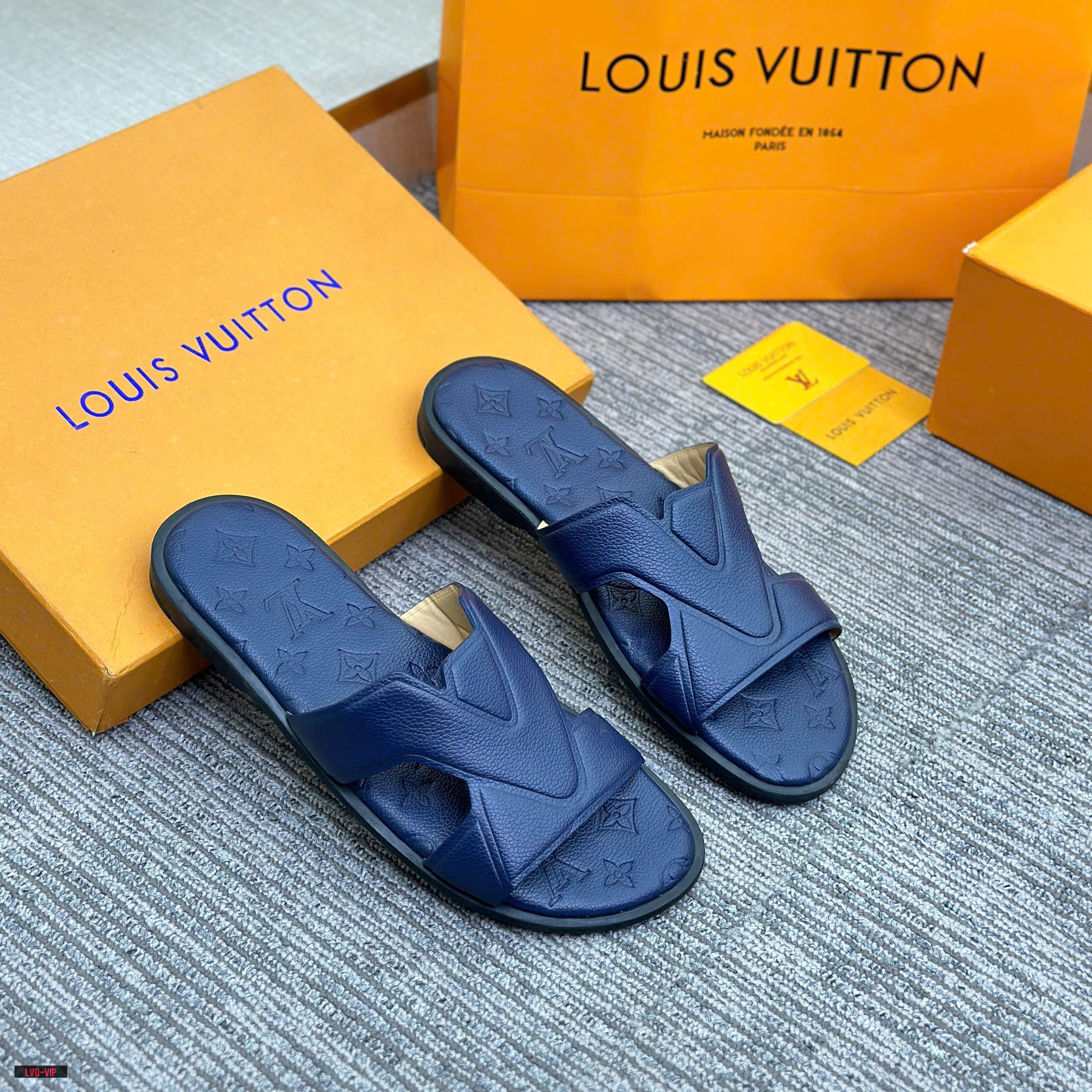 Dép quai chéo Louis Vuitton LV đế khắc monogram vân chìm Like Auth 38-43 LVQ