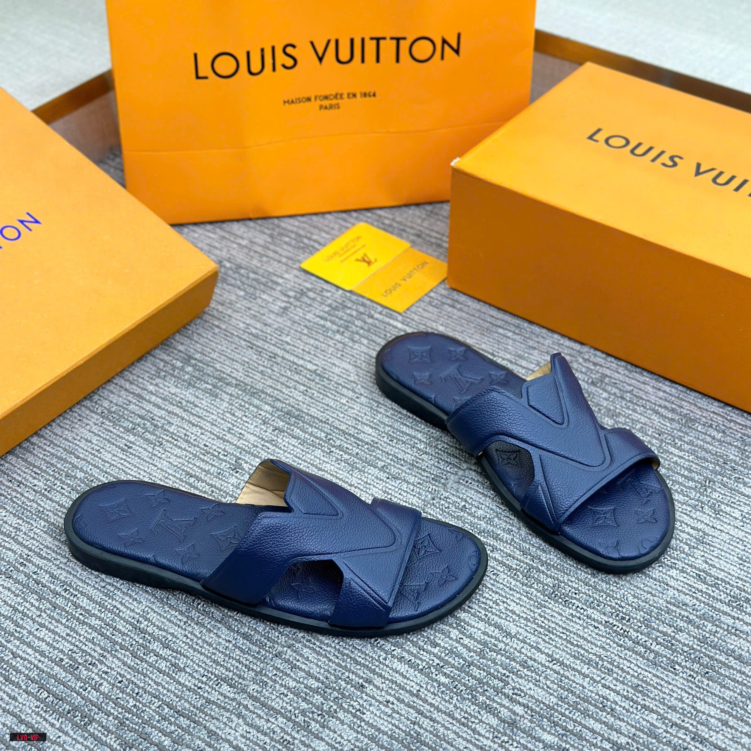 Dép quai chéo Louis Vuitton LV đế khắc monogram vân chìm Like Auth 38-43 LVQ