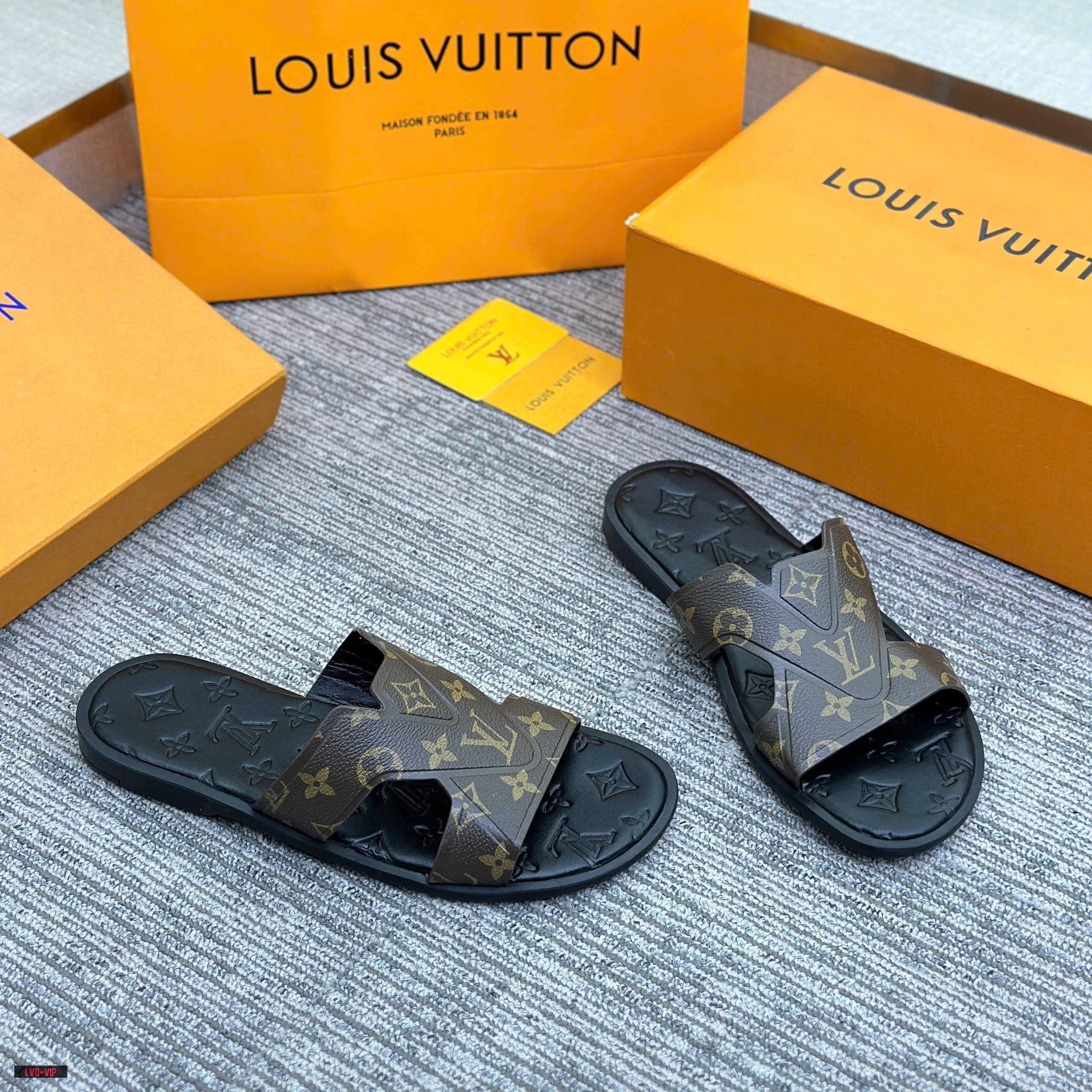 Dép quai chéo Louis Vuitton LV monogram đế khắc vân chìm Like Auth 38-43 LVQ