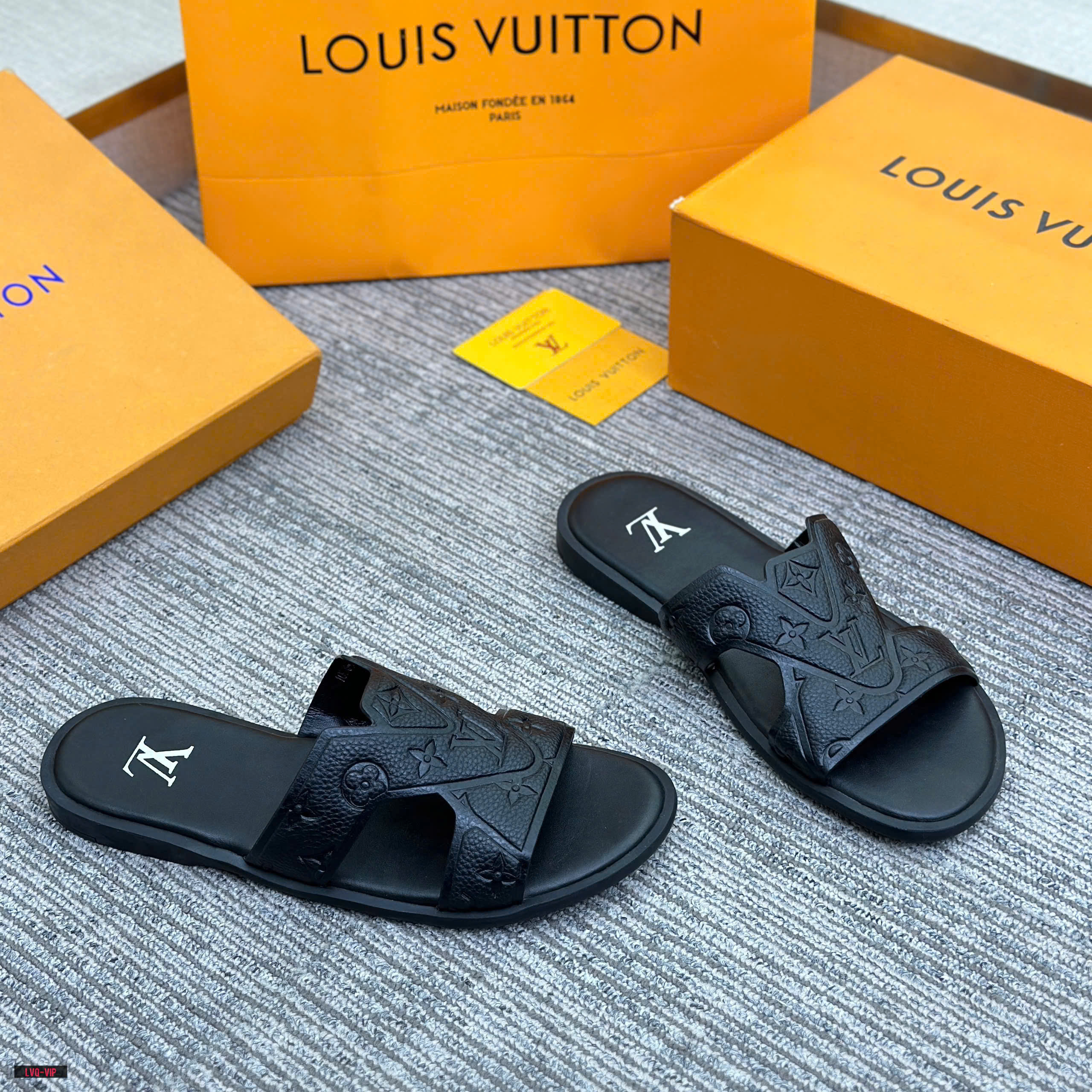 Dép quai chéo Louis Vuitton LV quai khắc monogram vân chìm Like Auth 38-43 LVQ