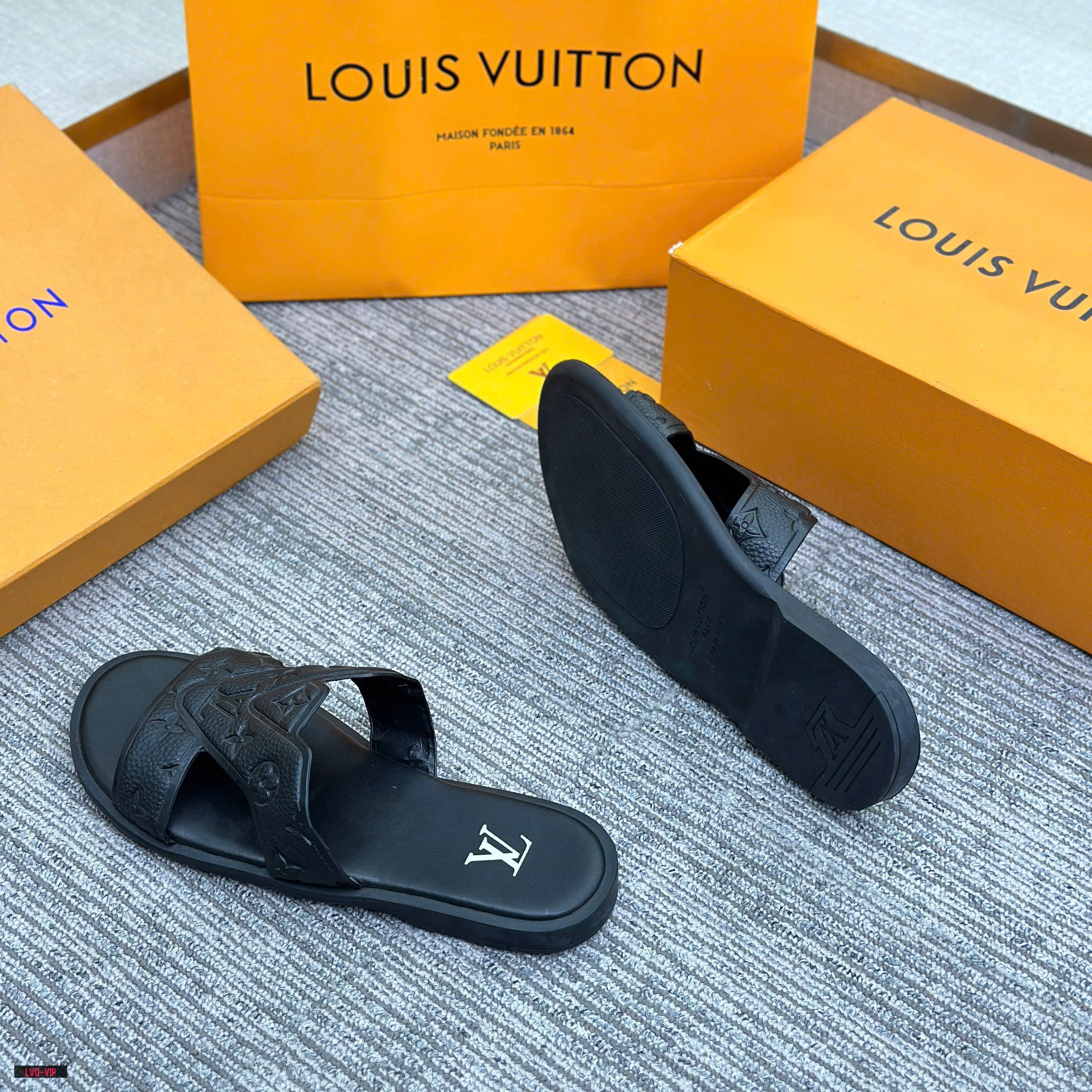 Dép quai chéo Louis Vuitton LV quai khắc monogram vân chìm Like Auth 38-43 LVQ