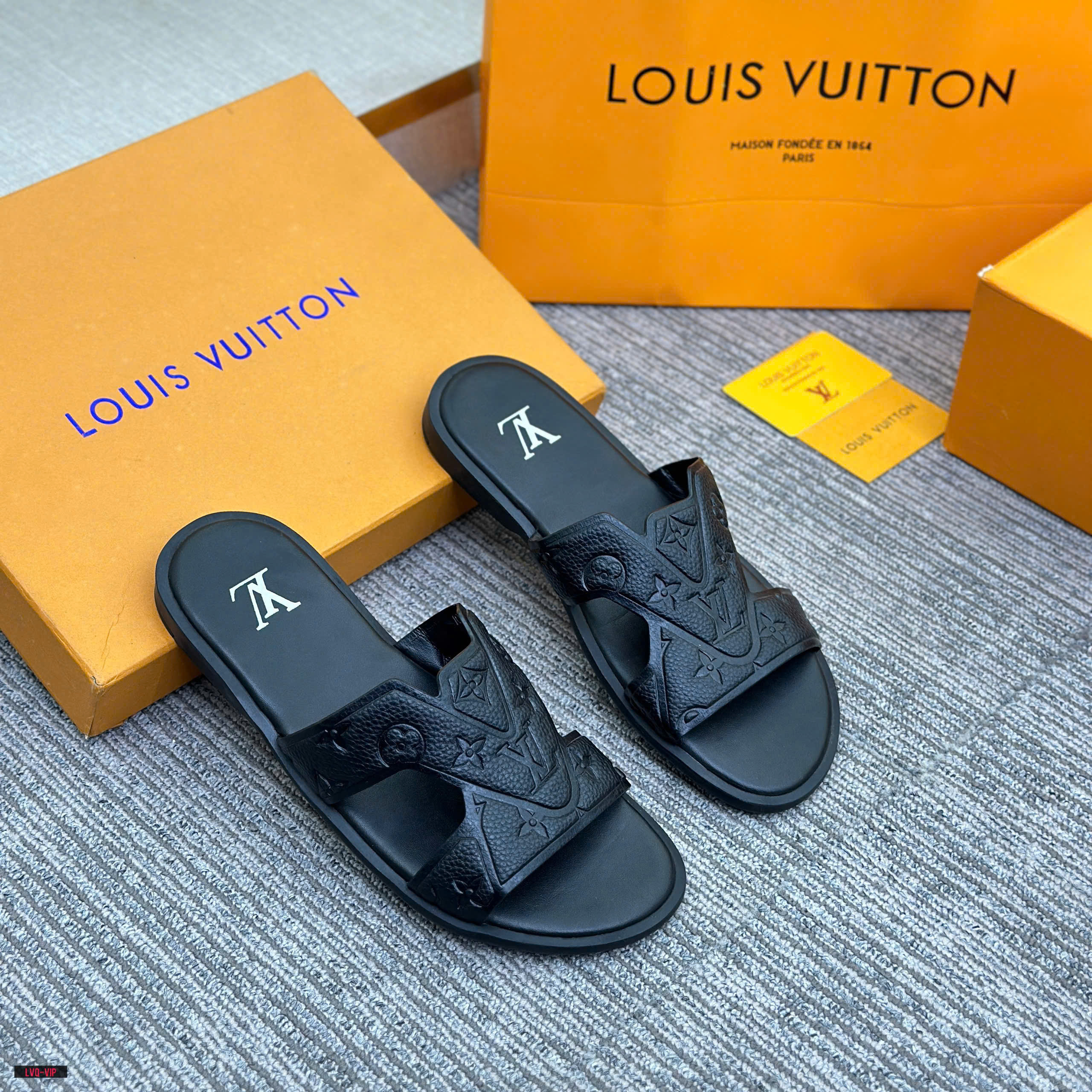 Dép quai chéo Louis Vuitton LV quai khắc monogram vân chìm Like Auth 38-43 LVQ