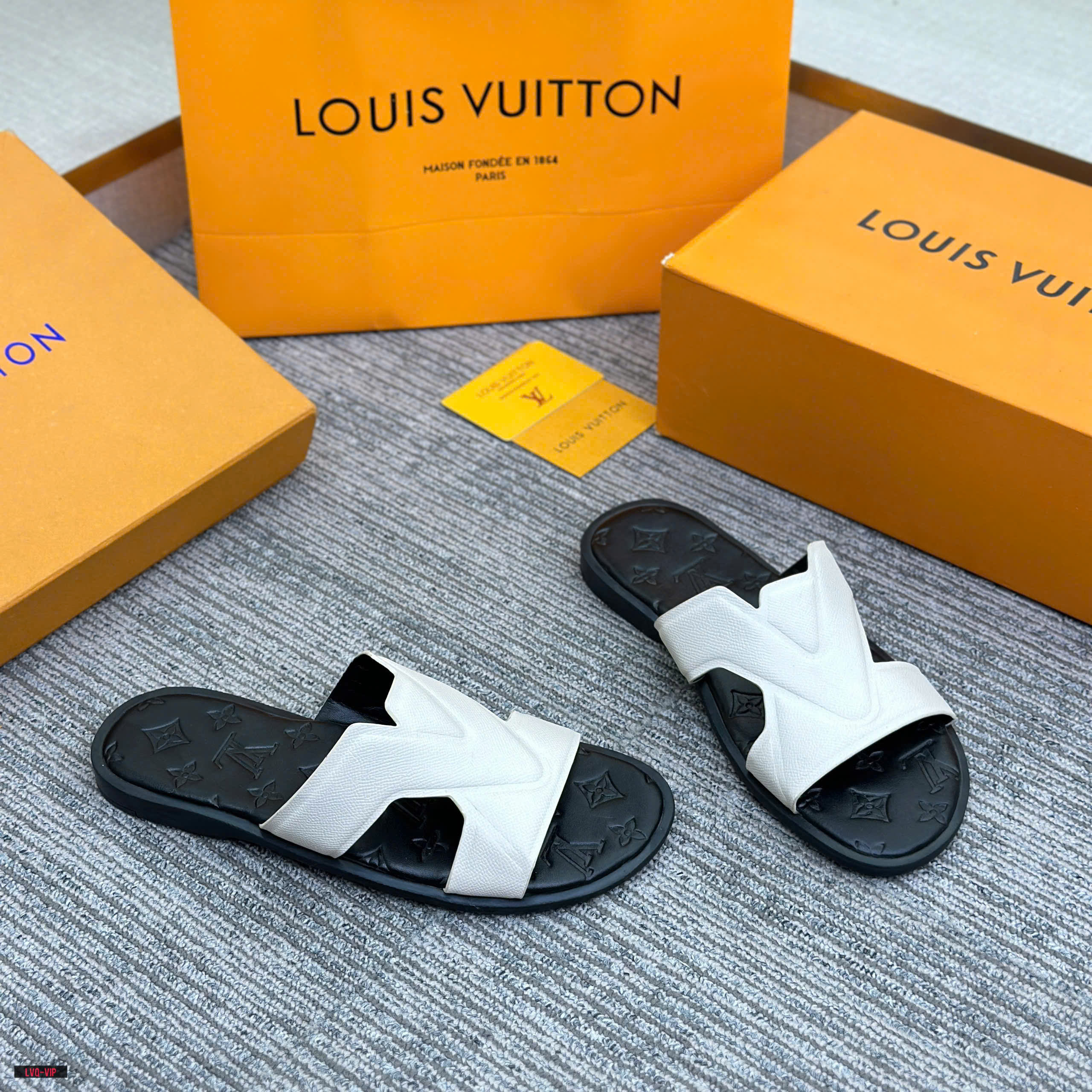 Dép quai chéo Louis Vuitton LV quai Trắng đế khắc vân chìm Like Auth 38-43 LVQ