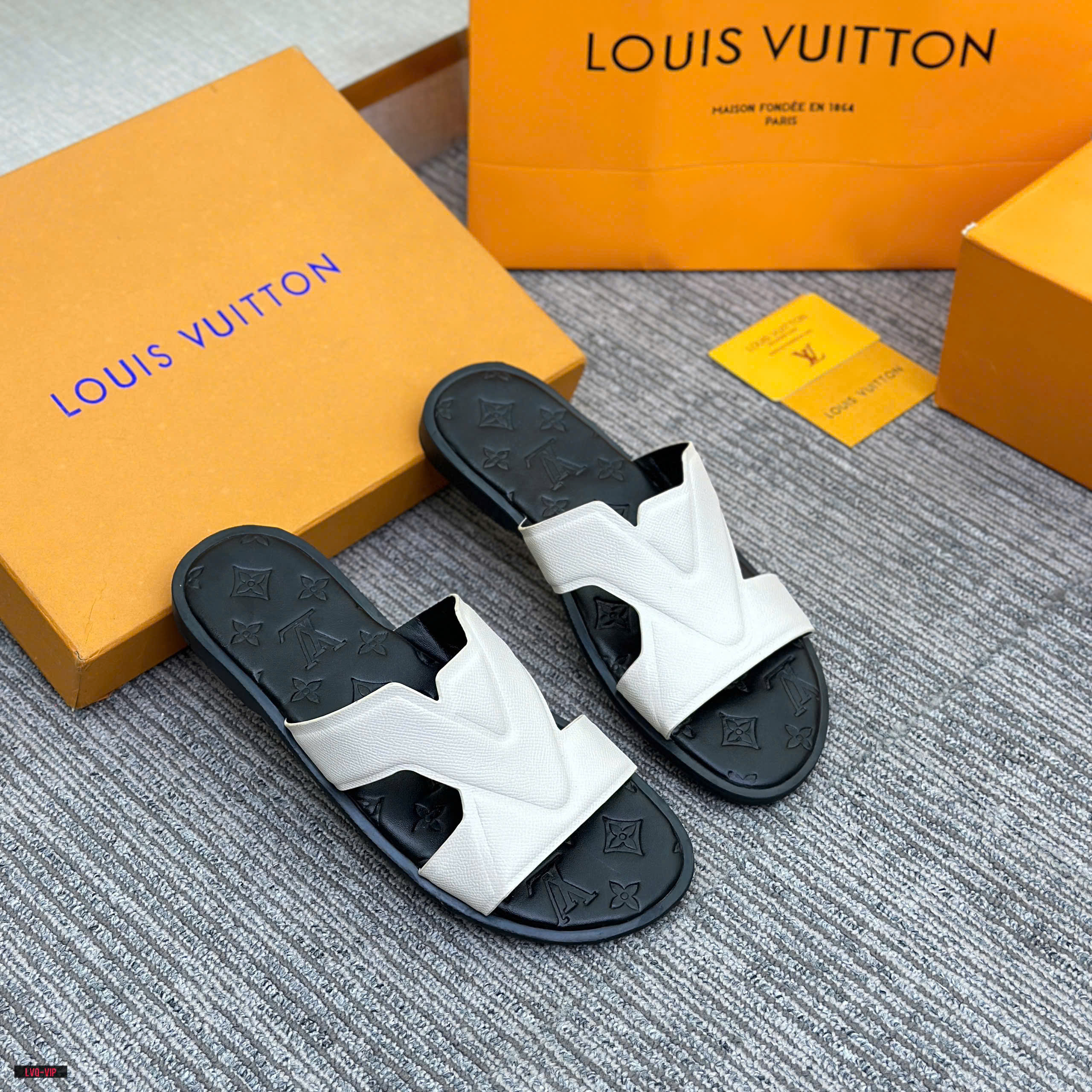Dép quai chéo Louis Vuitton LV quai Trắng đế khắc vân chìm Like Auth 38-43 LVQ