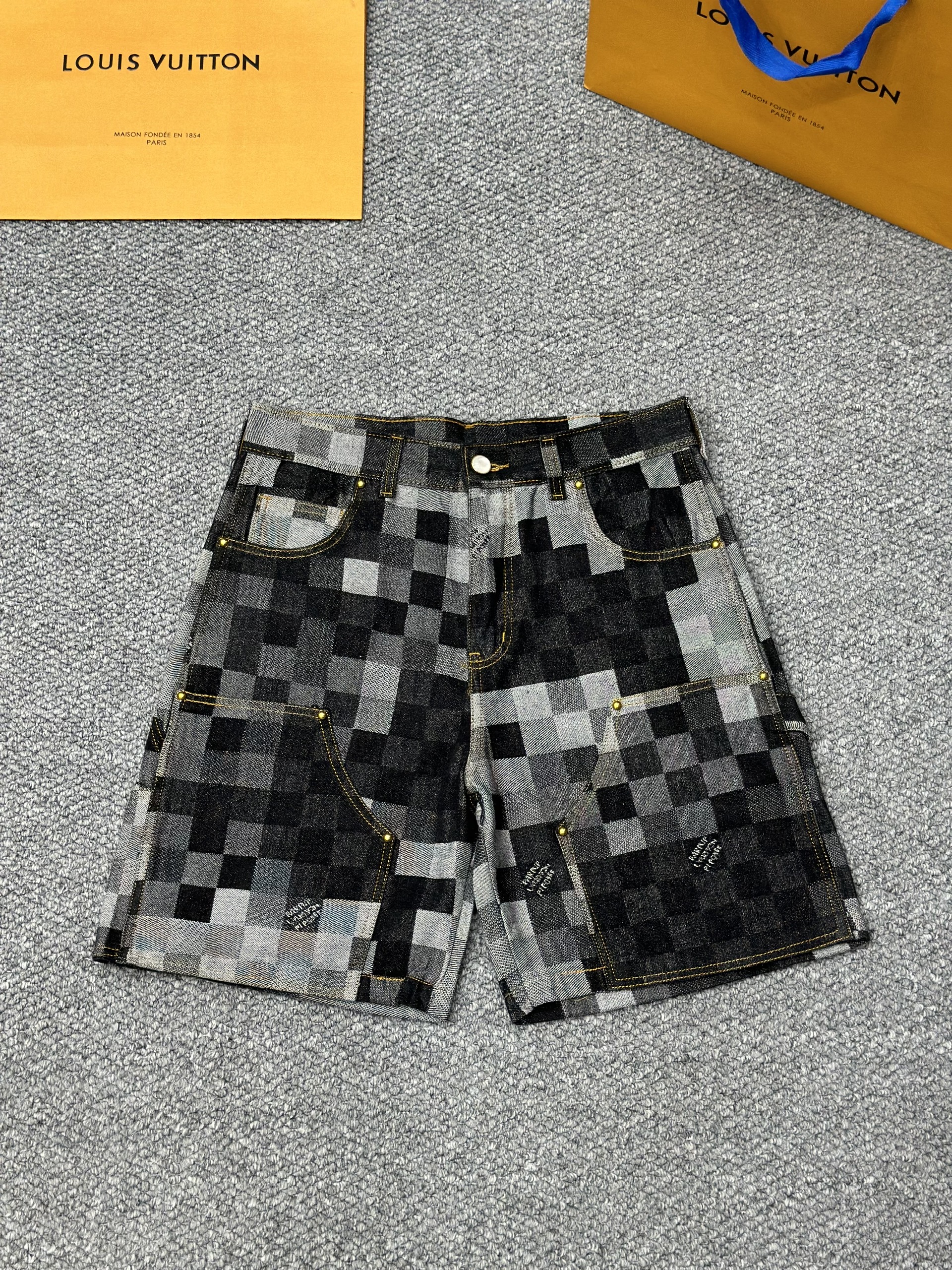 Quần short jean ngố bò Louis Vuitton Caro Đen Xám Like Auth S-L VTN