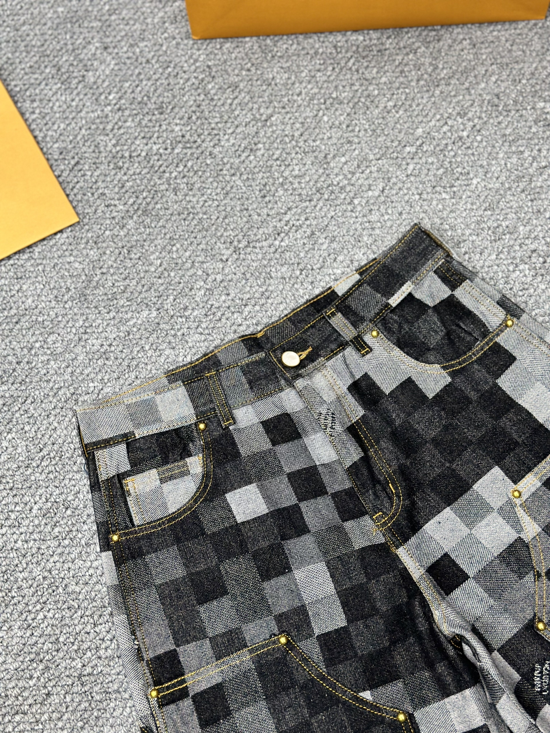 Quần short jean ngố bò Louis Vuitton Caro Đen Xám Like Auth S-L VTN