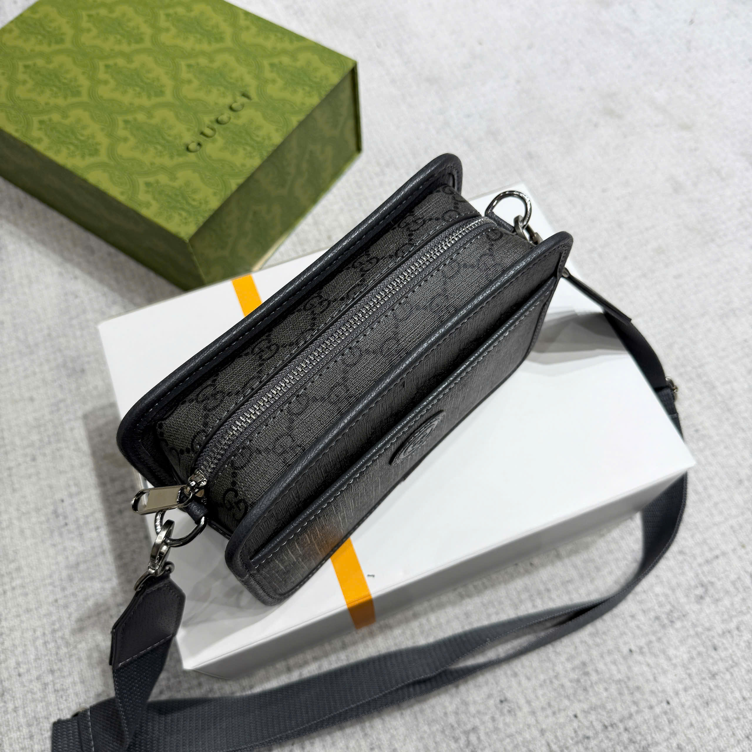 Túi đeo chéo Gucci GC Mini Bag with Interlocking G monogram tag da Like Auth 23x14x7 PLD