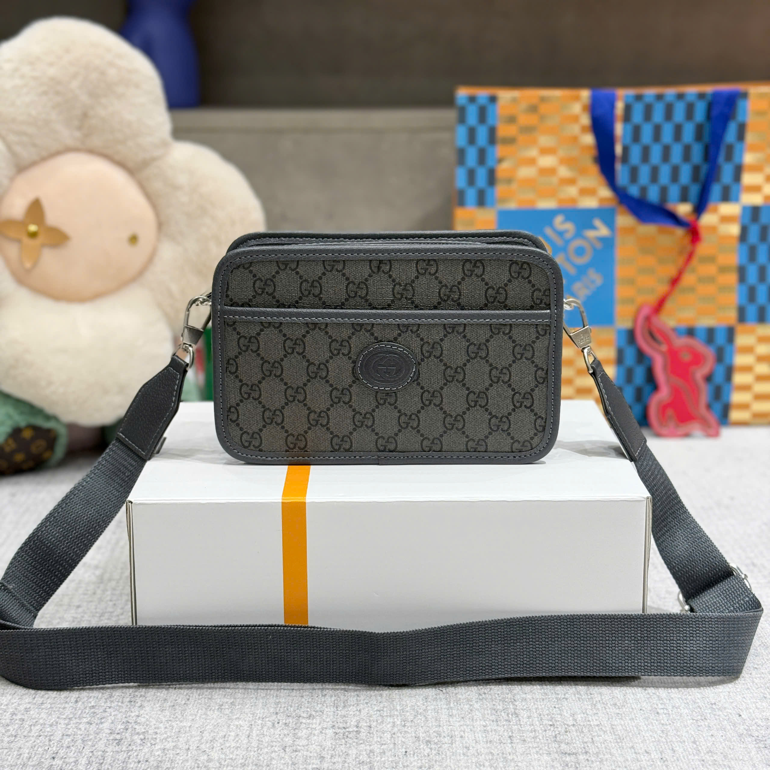 Túi đeo chéo Gucci GC Mini Bag with Interlocking G monogram tag da Like Auth 23x14x7 PLD