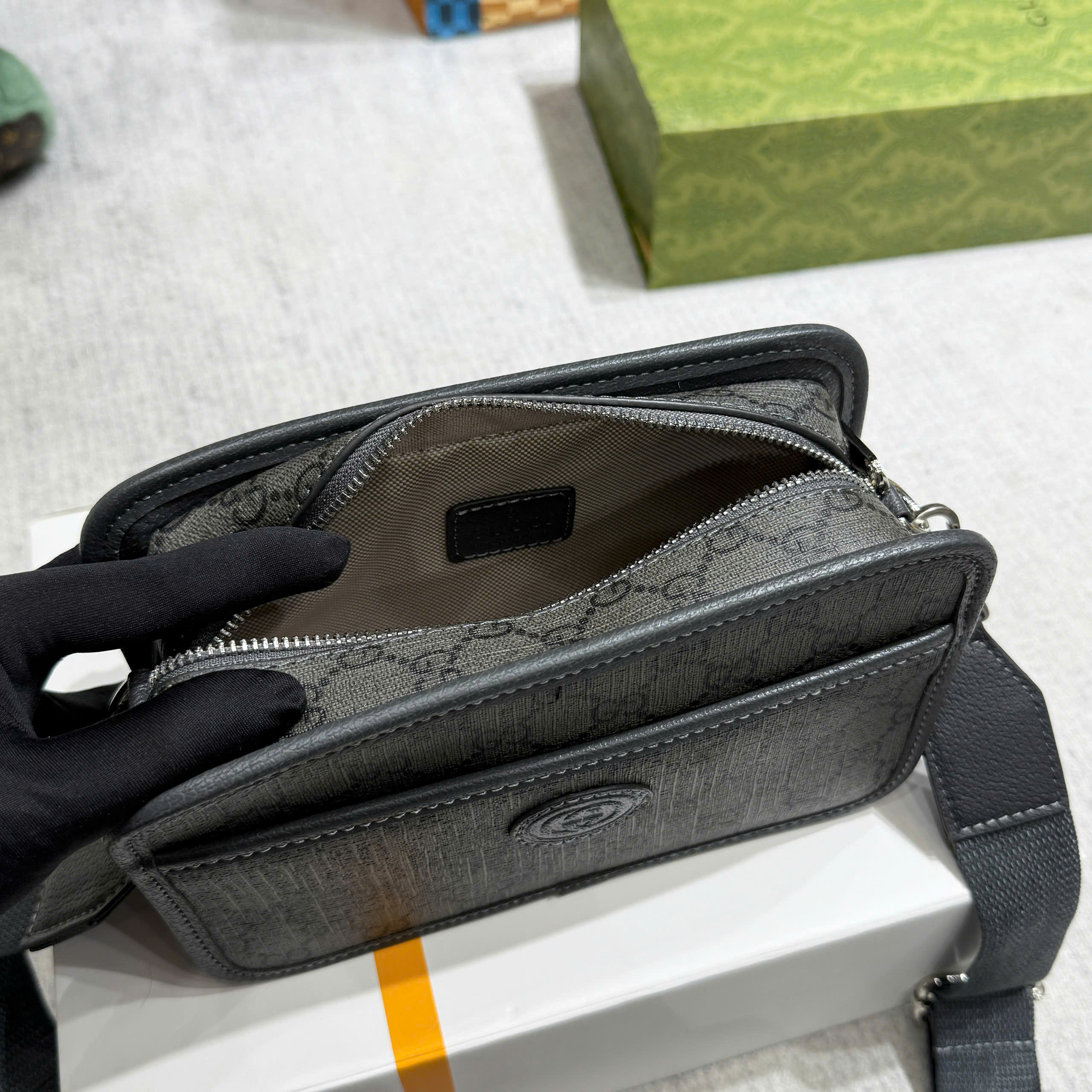 Túi đeo chéo Gucci GC Mini Bag with Interlocking G monogram tag da Like Auth 23x14x7 PLD