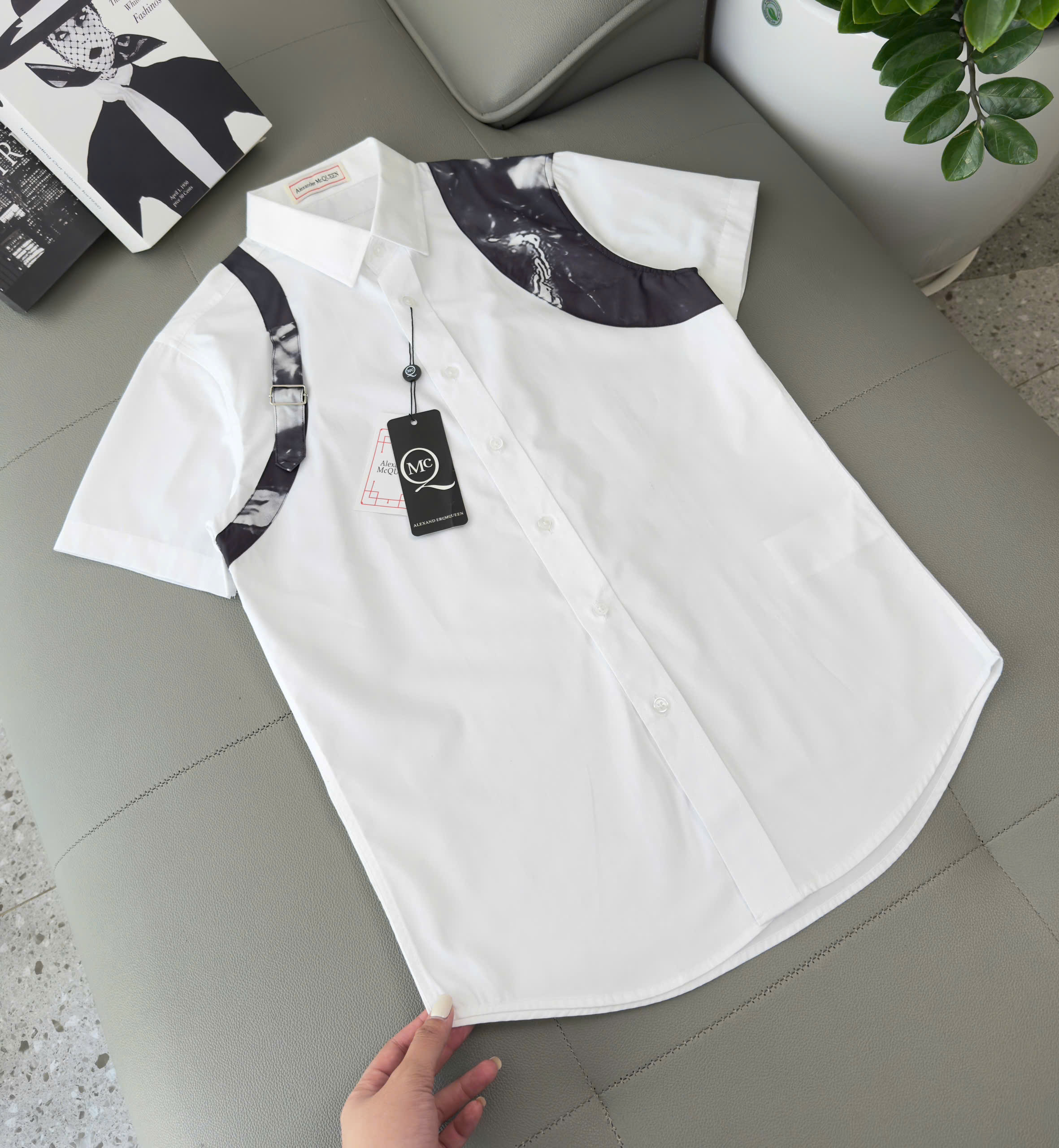 Áo sơ mi cộc tay Mcqueen MCQ Trắng phối viền nách Like  Auth 38-41 DDT